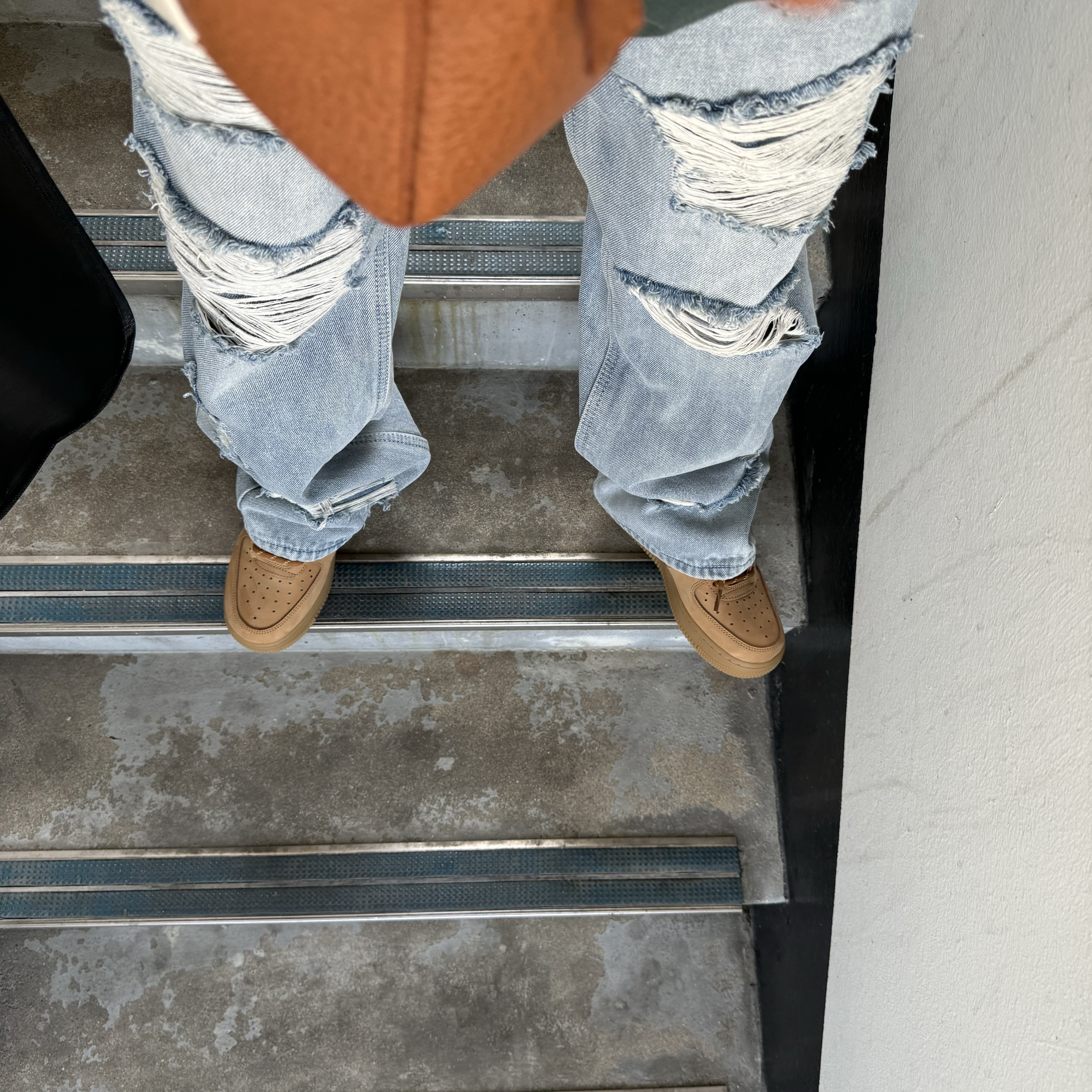 (W) Nike Air Force 1 '07 WB Flax Wheat, Maison Margiela 5AC Medium Camera Bag Brown 착용 스타일 - 3