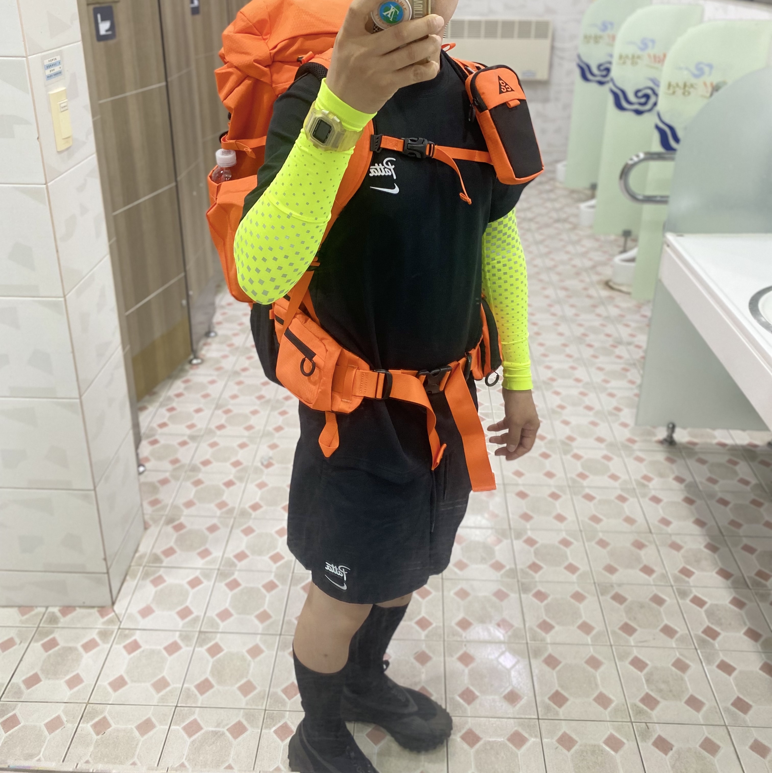 Nike ACG 36 Backpack Safety Orange, Nike x Patta T-Shirt Black - Asia 착용 스타일 - 2
