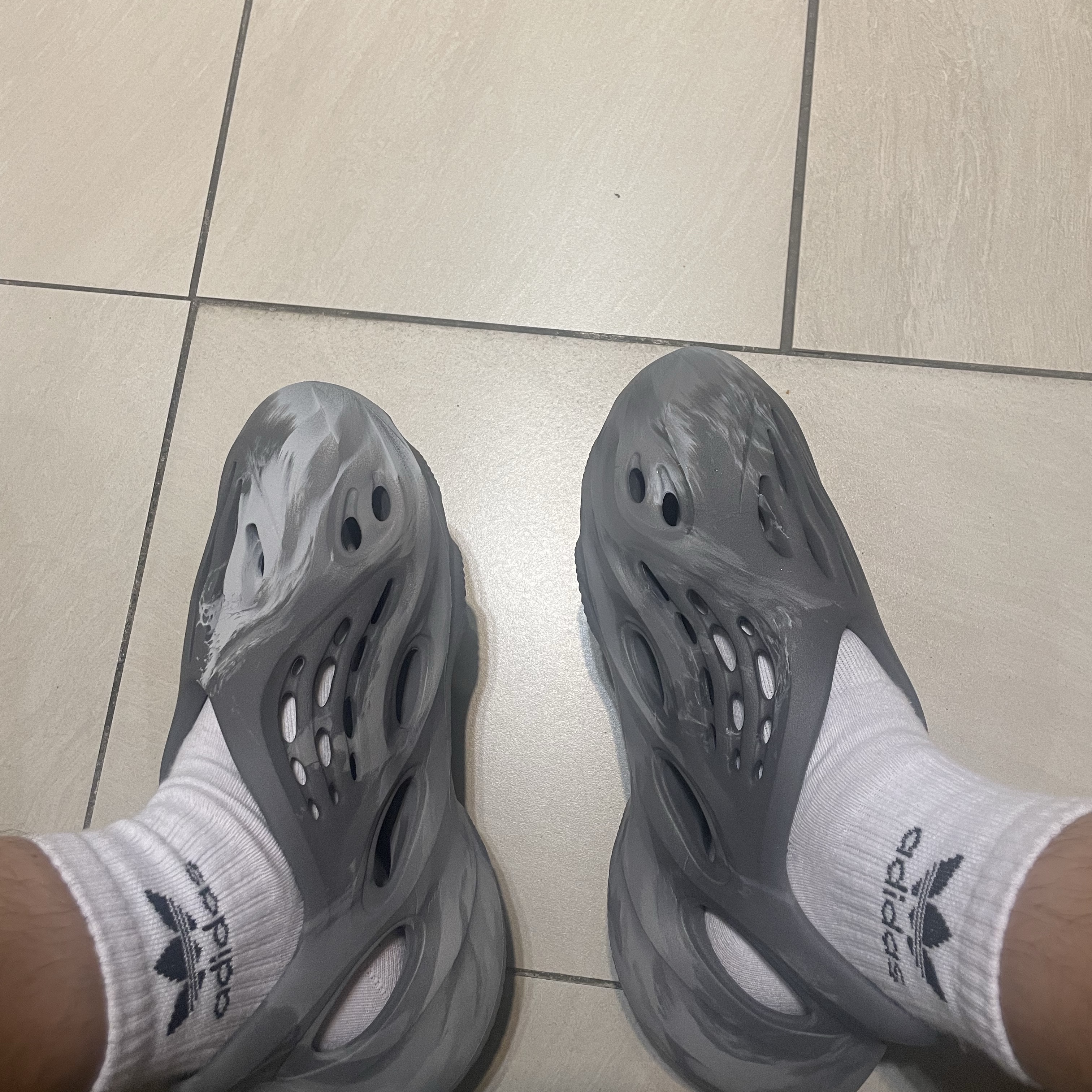 Adidas Yeezy Foam RNNR MX Granite 착용 스타일