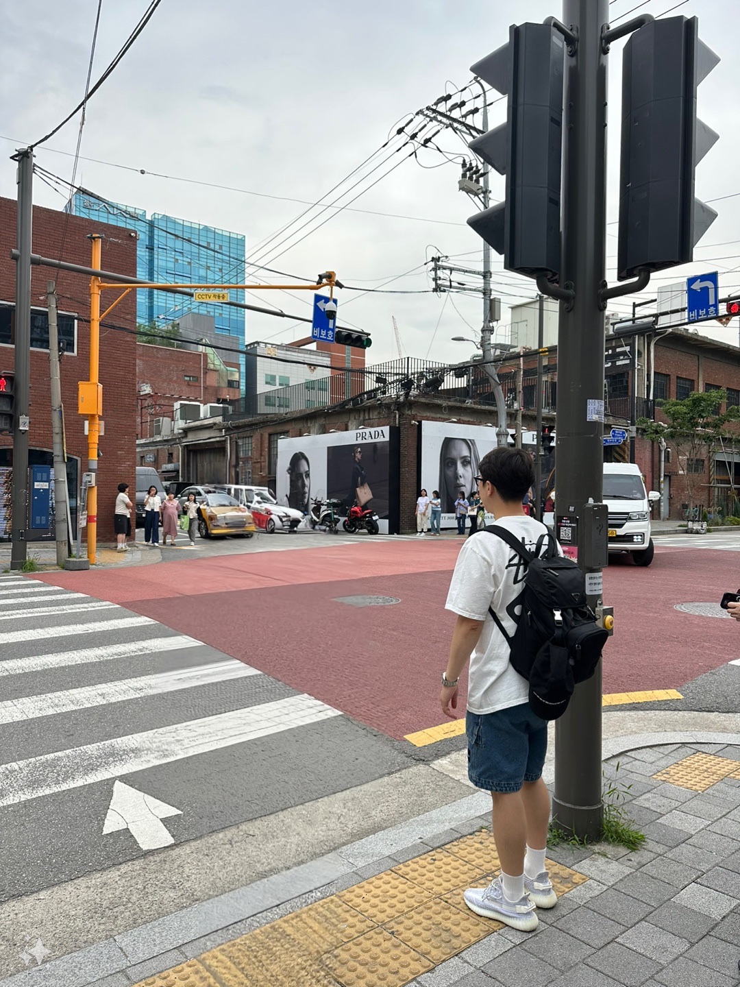 Prada Re-Nylon and Saffiano Leather Backpack Black, Stussy Dice Pigment Dyed T-Shirt Natural 착용 스타일