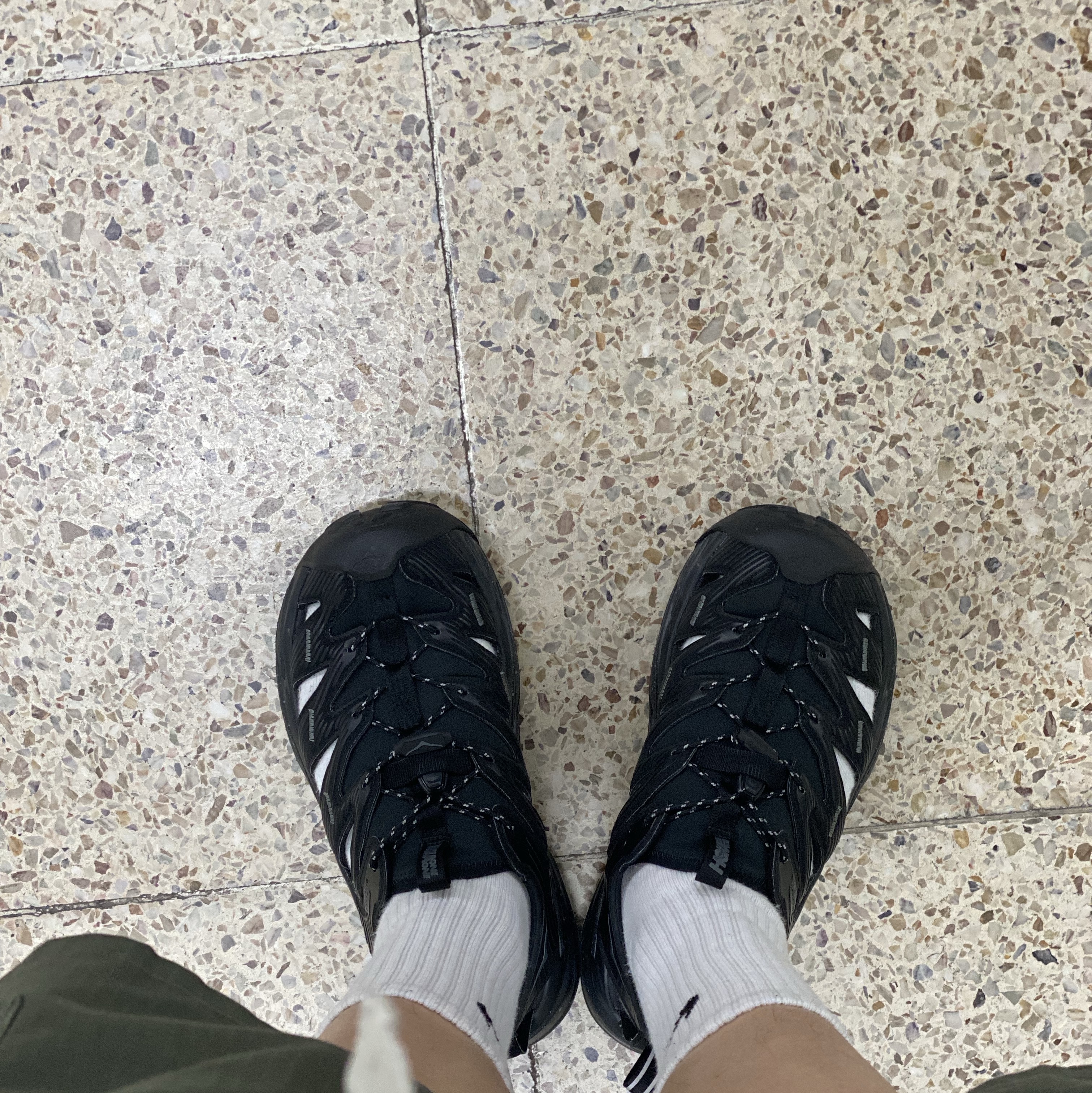 Hoka Hopara Black Castle Rock 착용 스타일