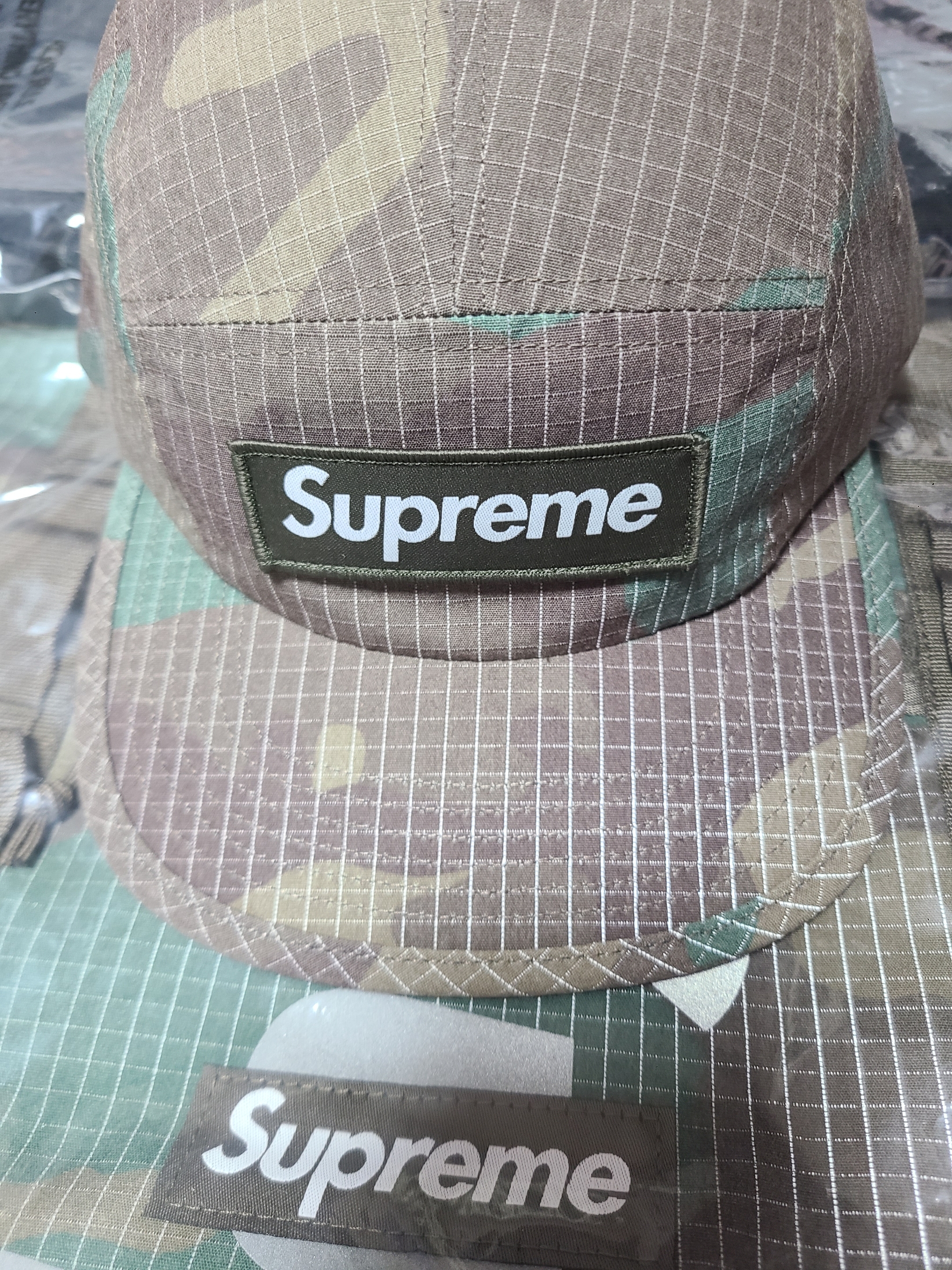 Supreme Reflective Ripstop Camp Cap Woodland Camo - 24SS, Supreme Tote Bag Woodland Camo - 24SS 착용 스타일 - 1