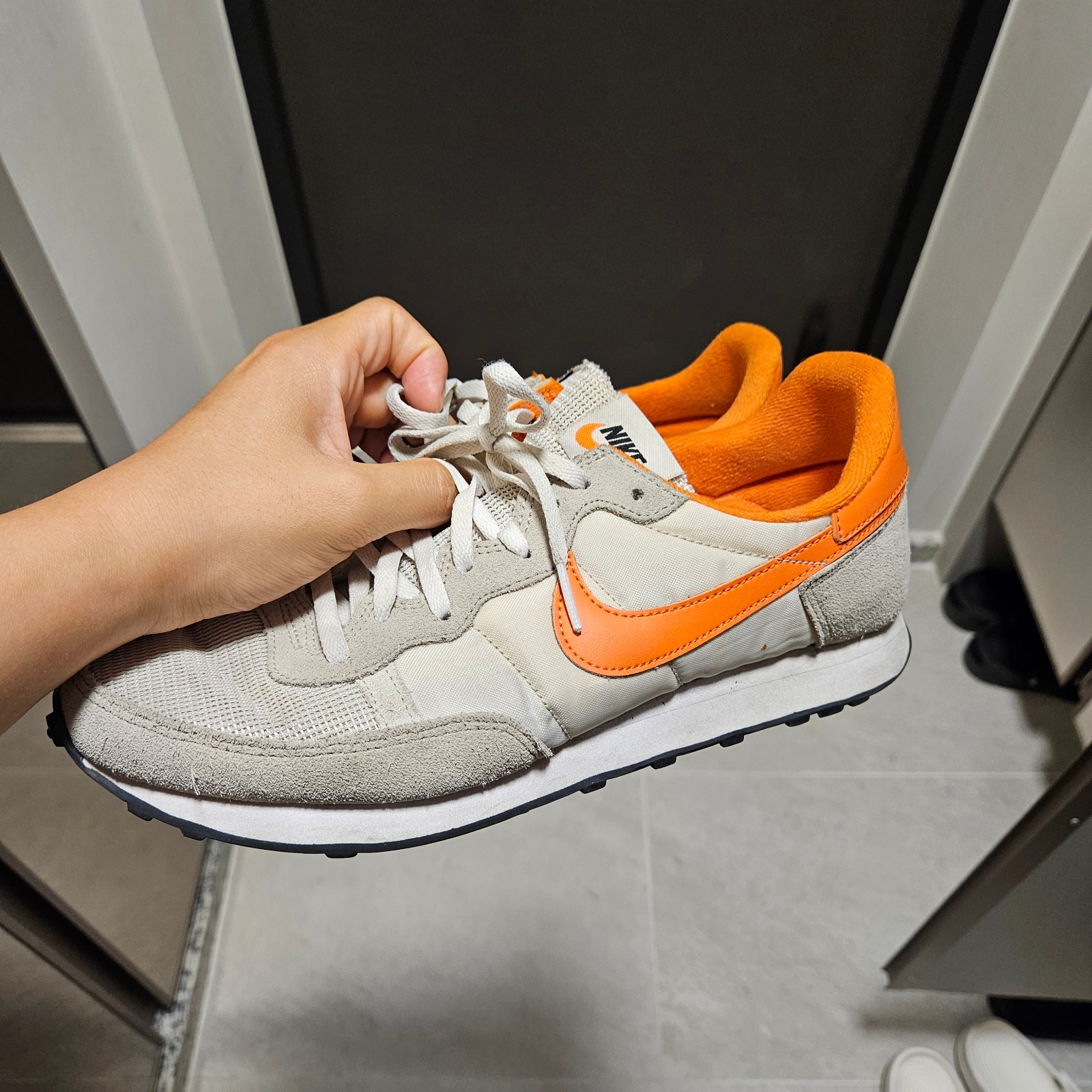 Nike Challenger OG Light Bone Starfish 착용 스타일