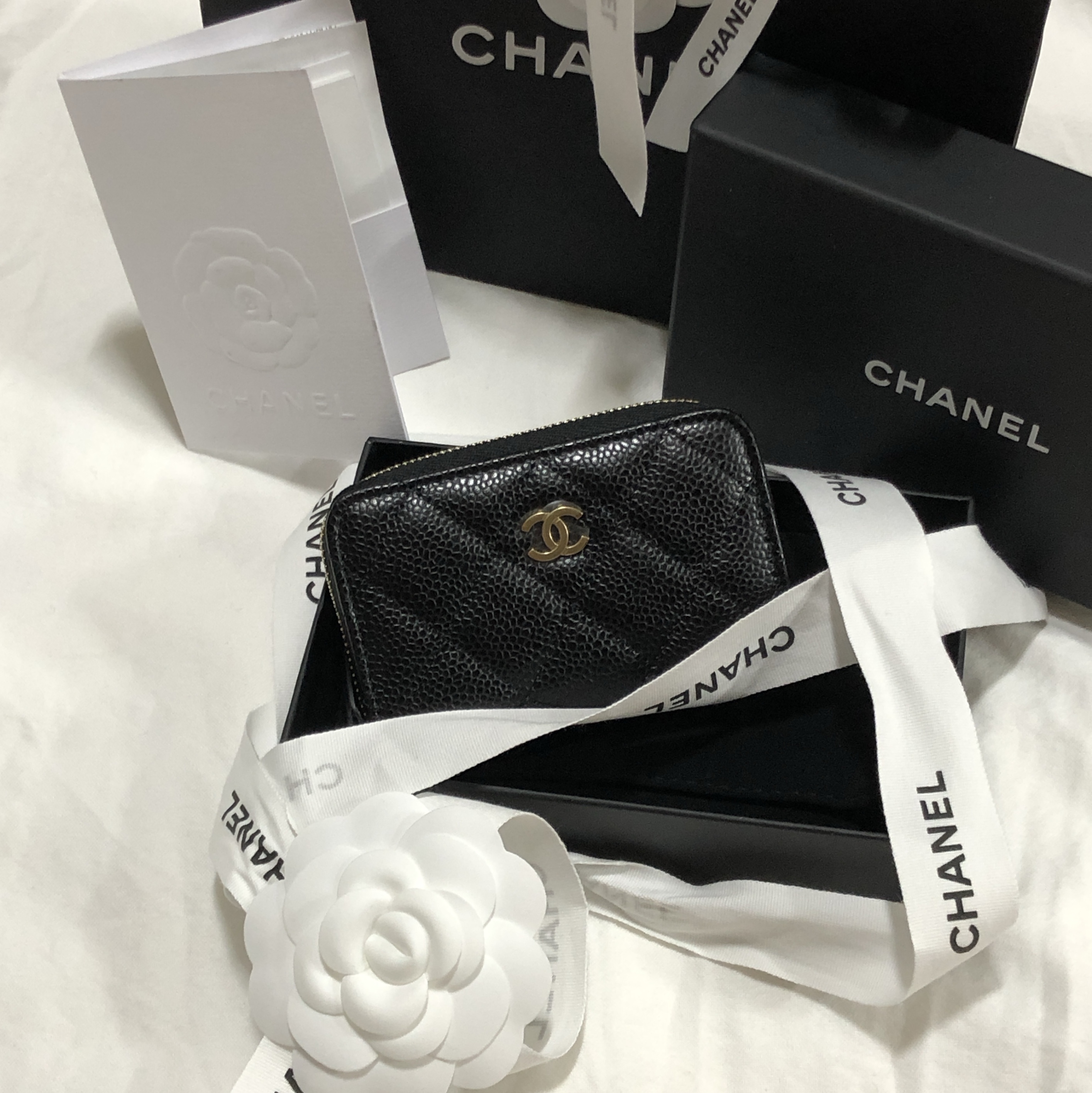 Chanel Classic Zipped Coin Purse Grained Calfskin & Gold Black 착용 스타일 - 2