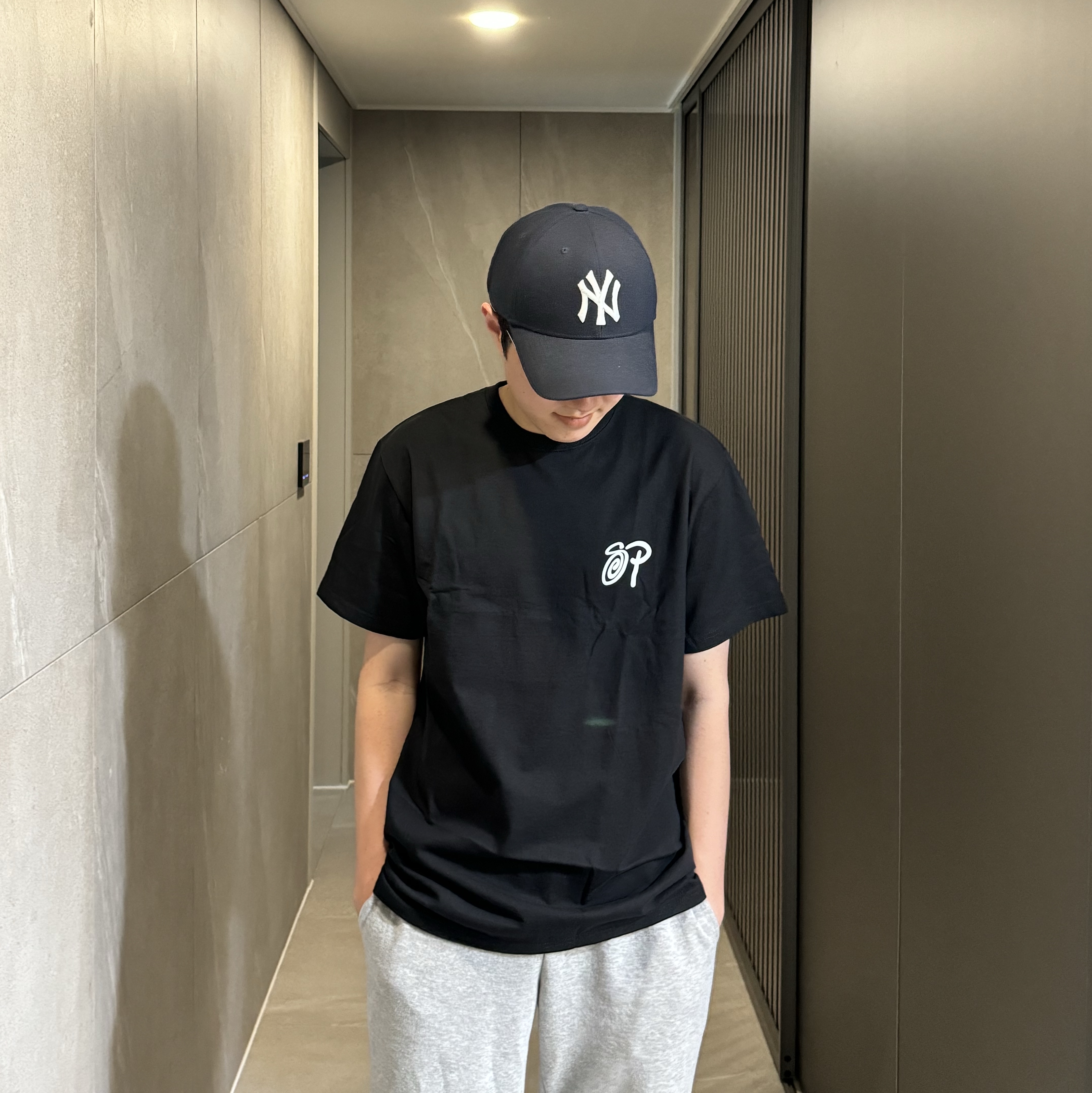 Stussy x Patta Sound Connection T-Shirt Black 착용 스타일 - 1