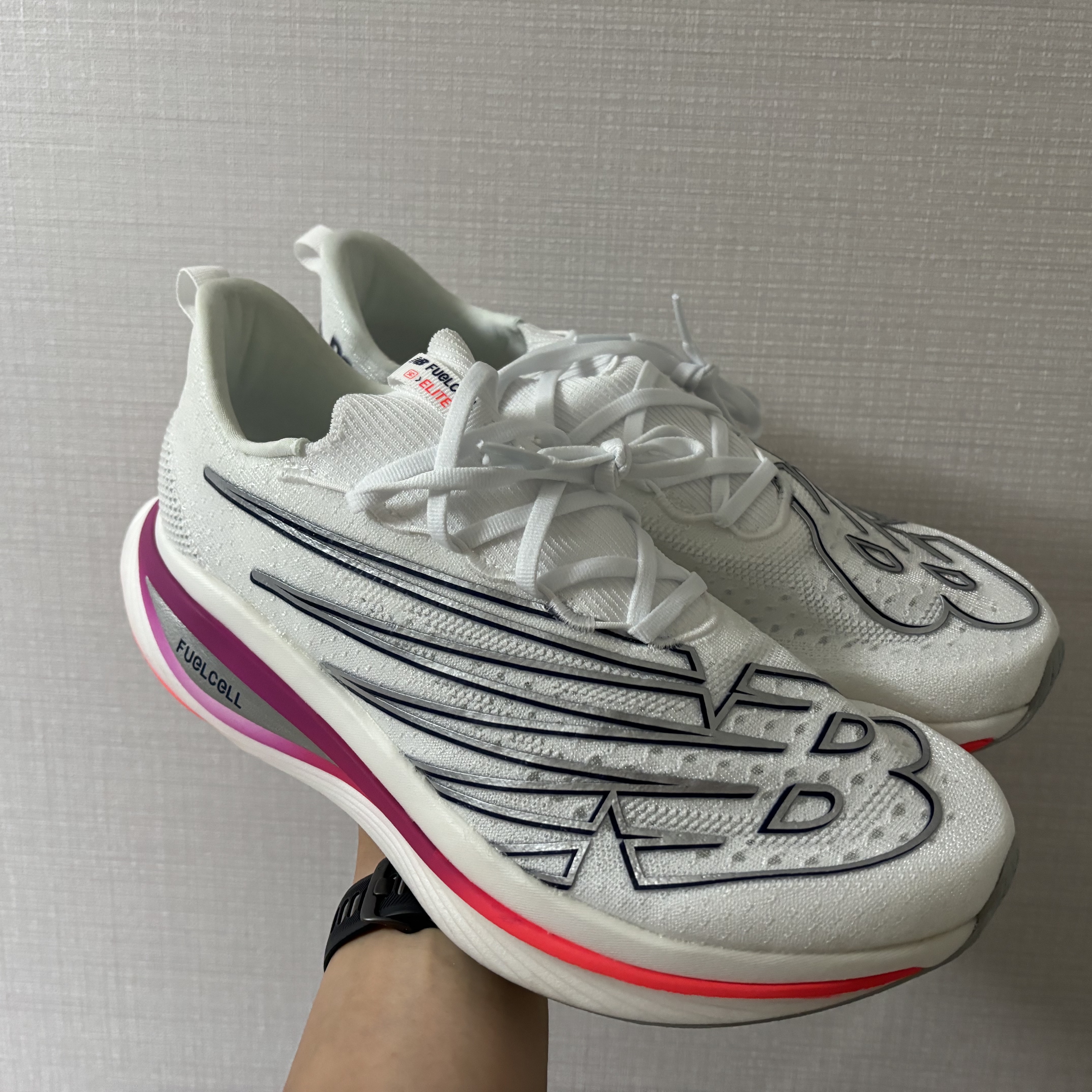 New Balance FuelCell SC Elite v3 White - D Standard 착용 스타일