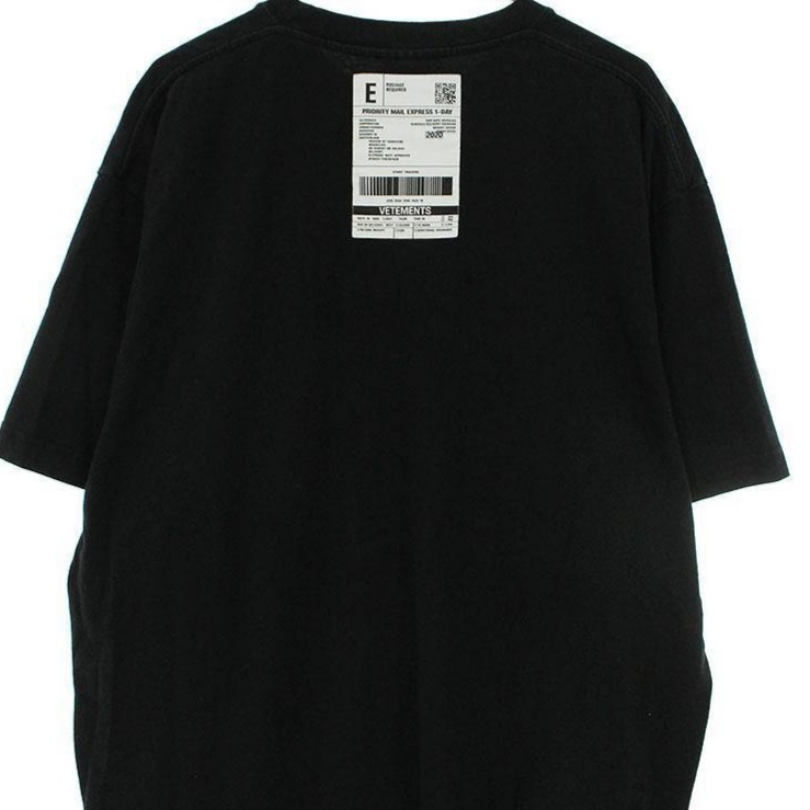 Vetements Logo T-Shirt Black 착용 스타일 - 2