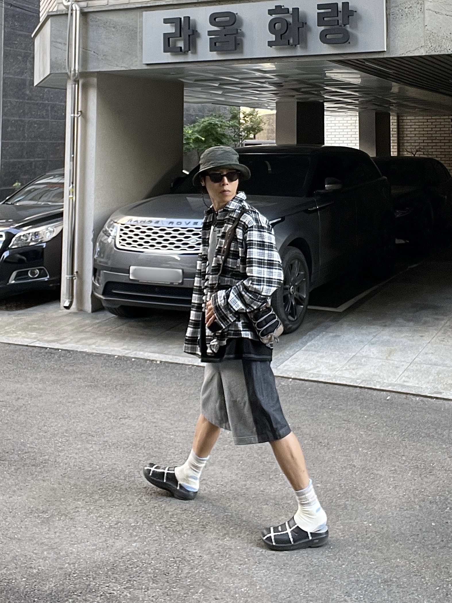 Gentle Monster x Maison Margiela MM007 Black Black, Oofos x Undercover Clog Black 착용 스타일 - 4