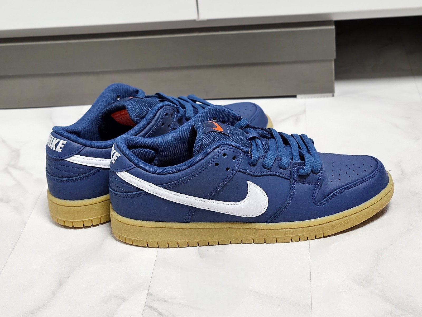 Nike SB Dunk Low Pro Navy Gum 착용 스타일 - 6