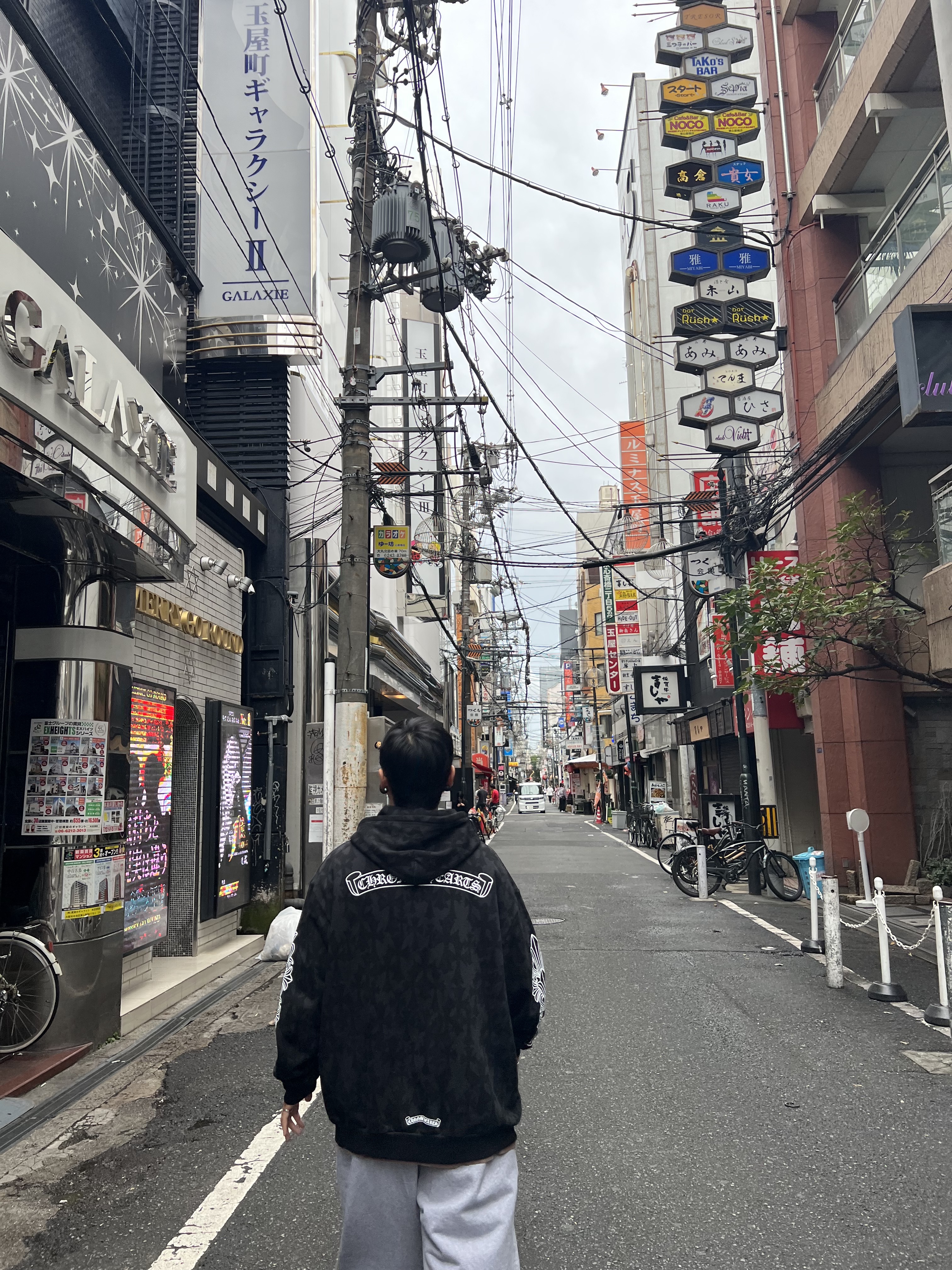 Chrome Hearts Horseshoe Floral Heavyweight Zip-Up Hoodie Black, (W) Balenciaga Vintage Denim Pull Up Pants Blue 착용 스타일 - 1