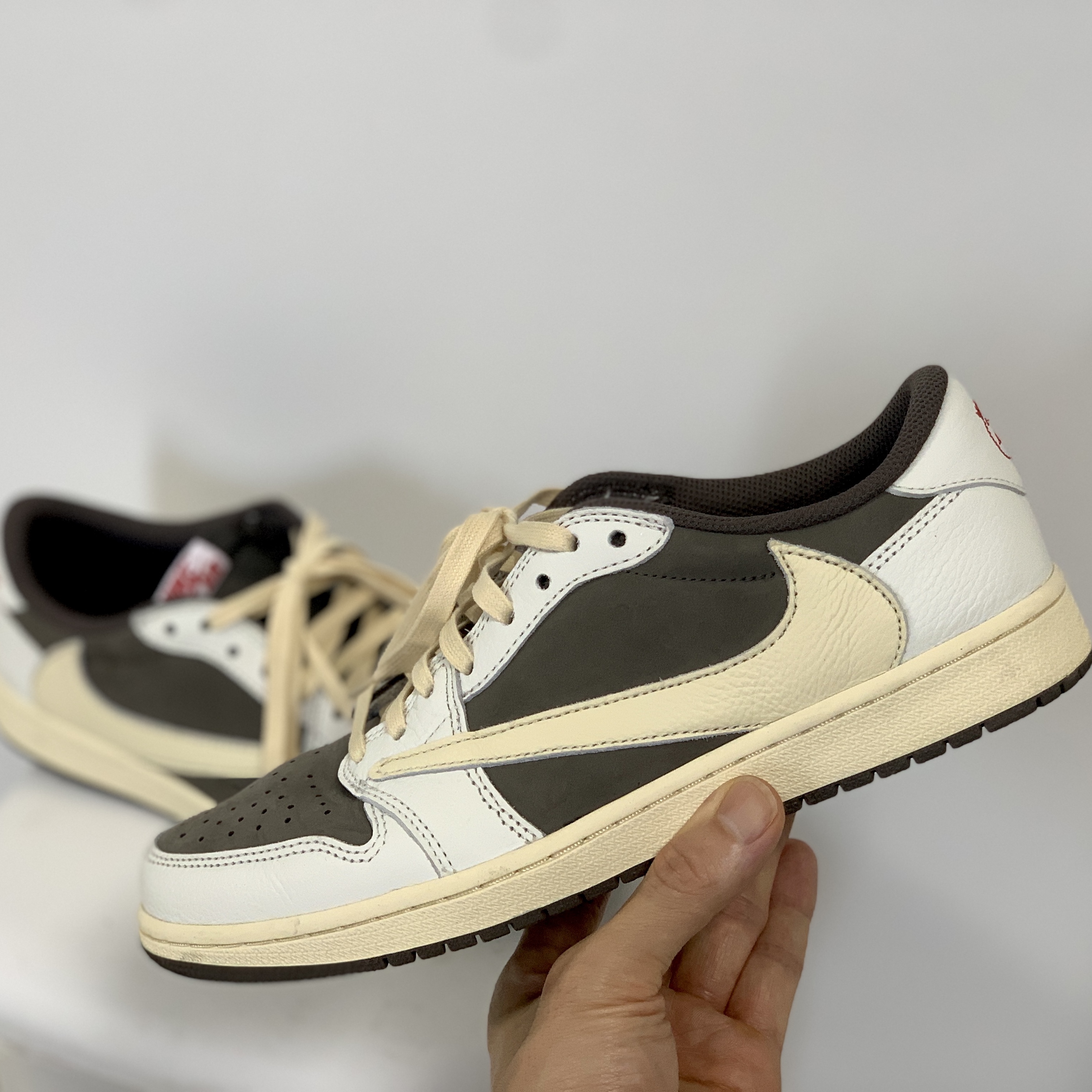 Jordan 1 x Travis Scott Retro Low OG SP Sail and Ridgerock 착용 스타일