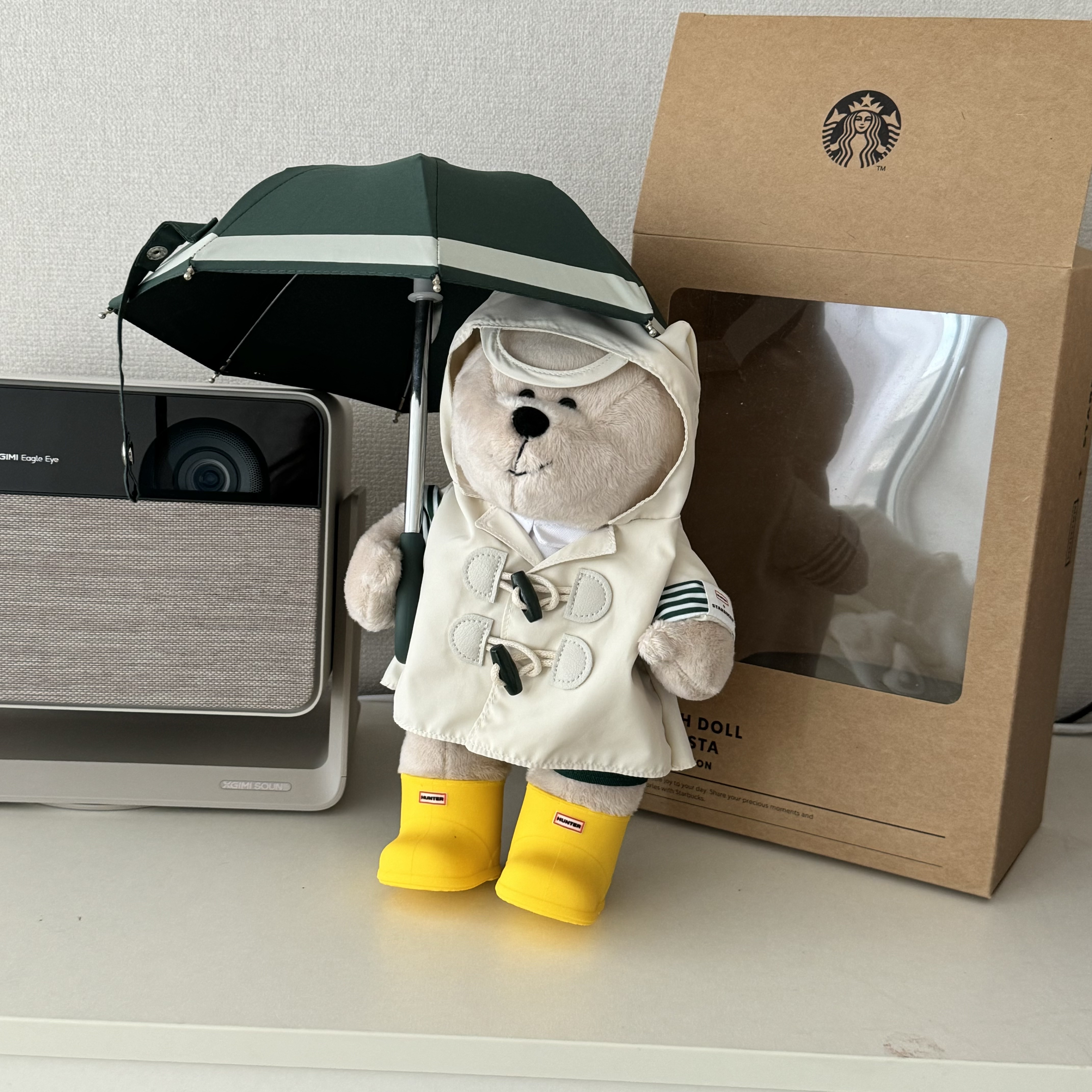 Starbucks x Hunter Rainy Bearista Doll Cream 착용 스타일 - 2
