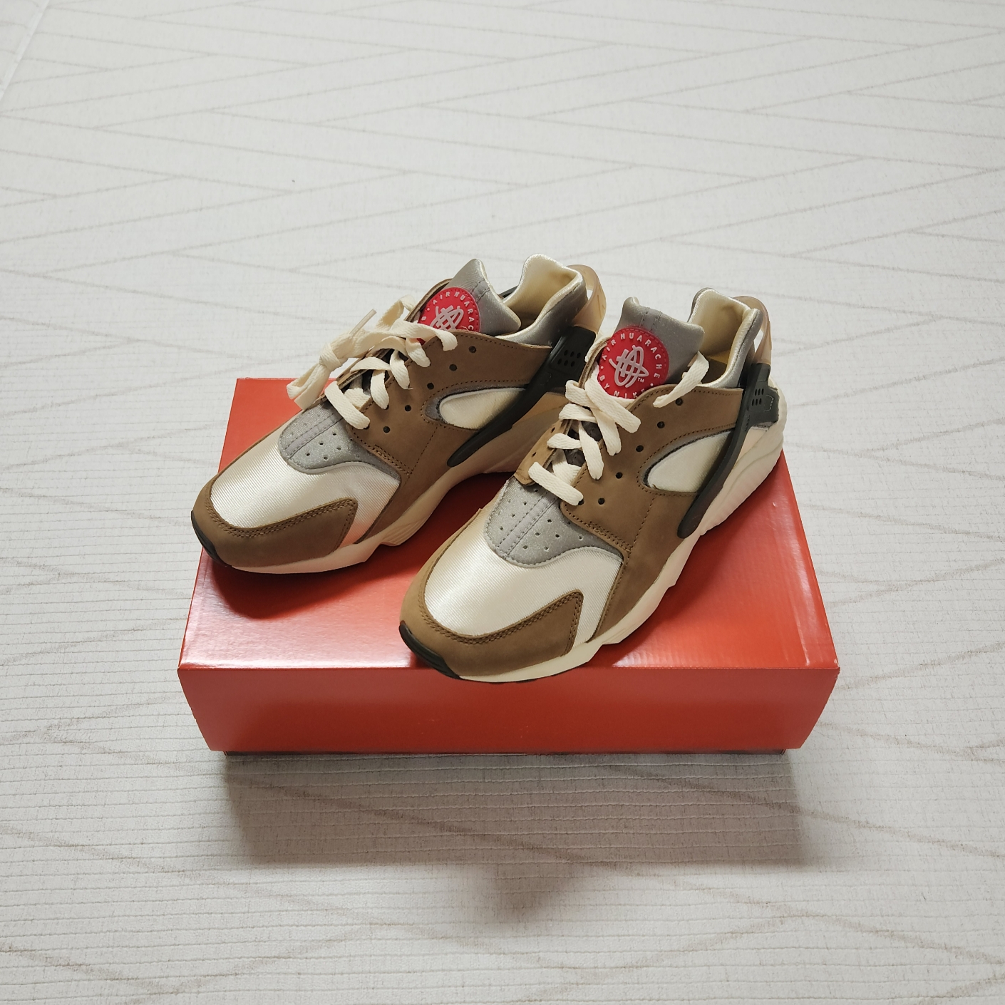 Nike x Stussy Air Huarache LE Desert Oak 착용 스타일 - 1