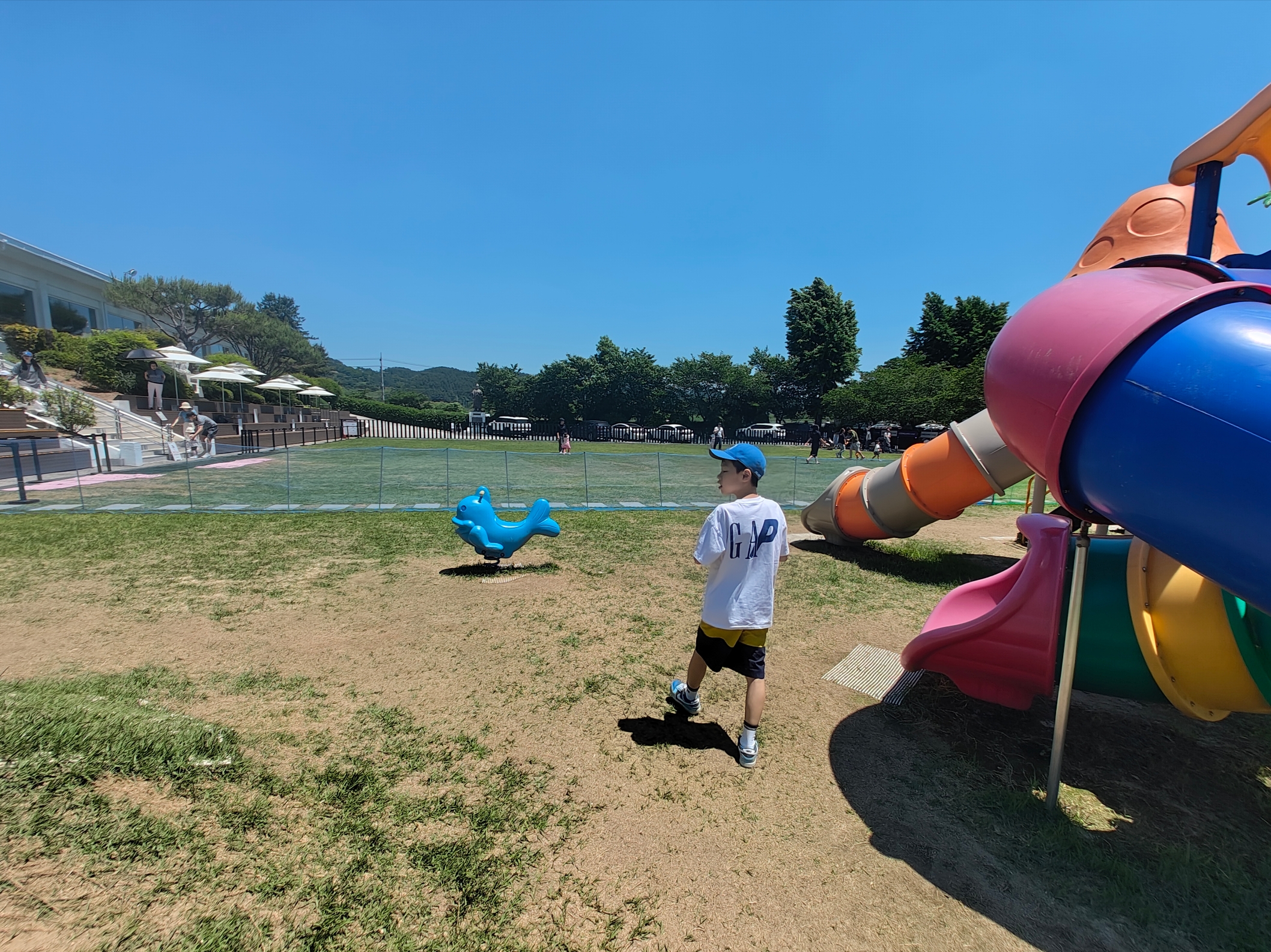 (Kids) Palace x Gap T-Shirt White - 24SS, (Kids) Palace x Gap Duck 6-Panel Blue - 24SS 착용 스타일