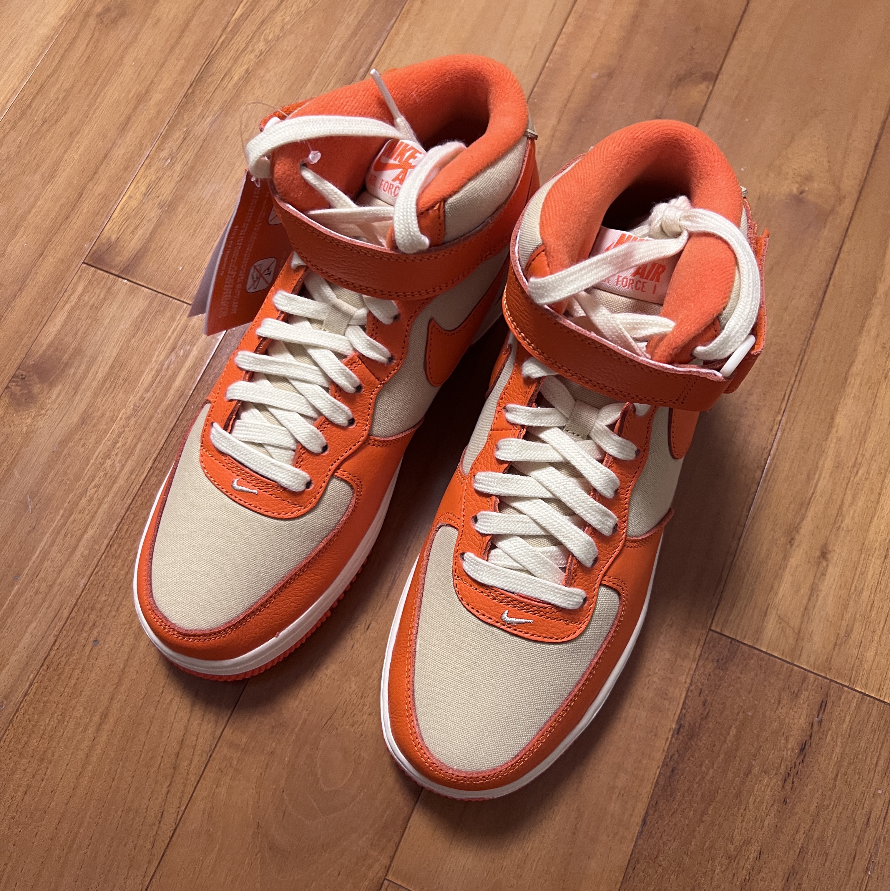 Nike Air Force 1 '07 Mid Team Gold and Safety Orange 착용 스타일
