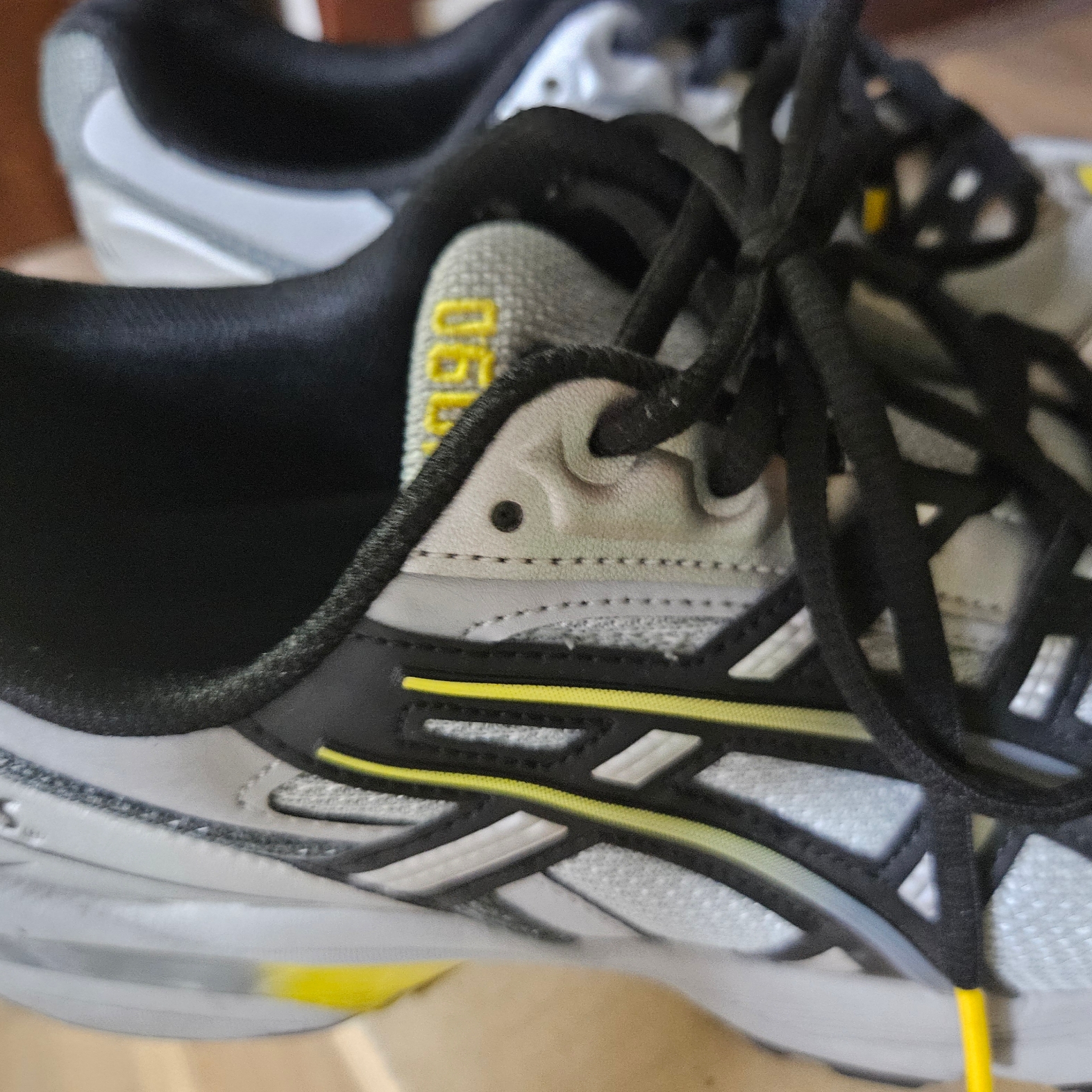 Asics Gel-1090 Mid Grey Black 착용 스타일