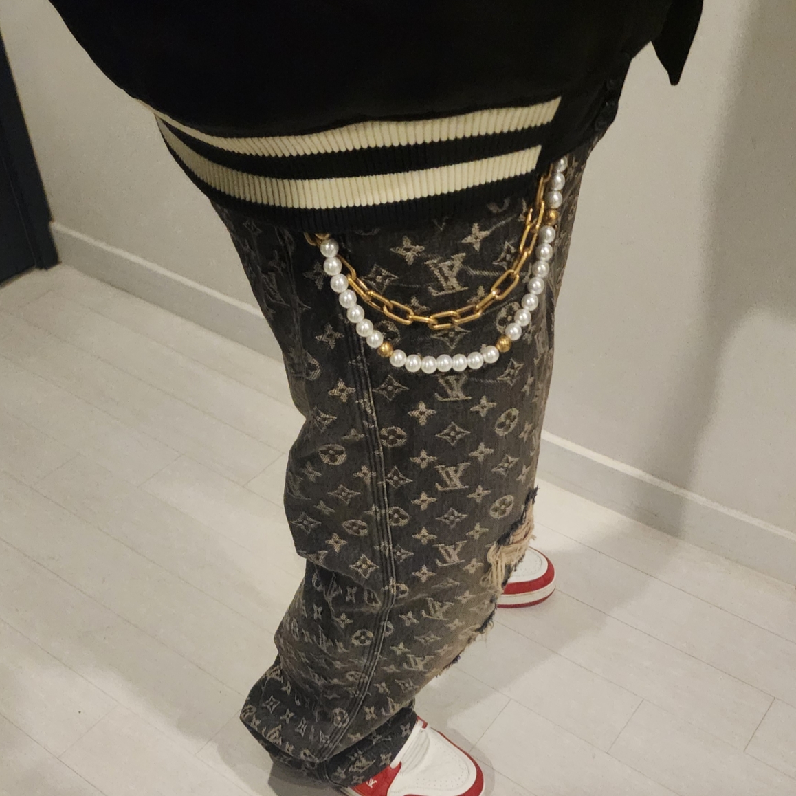 Louis Vuitton Chain Belt Pearls Bag Charm Gold, Louis Vuitton Baggy Denim Pants Black 착용 스타일 - 3