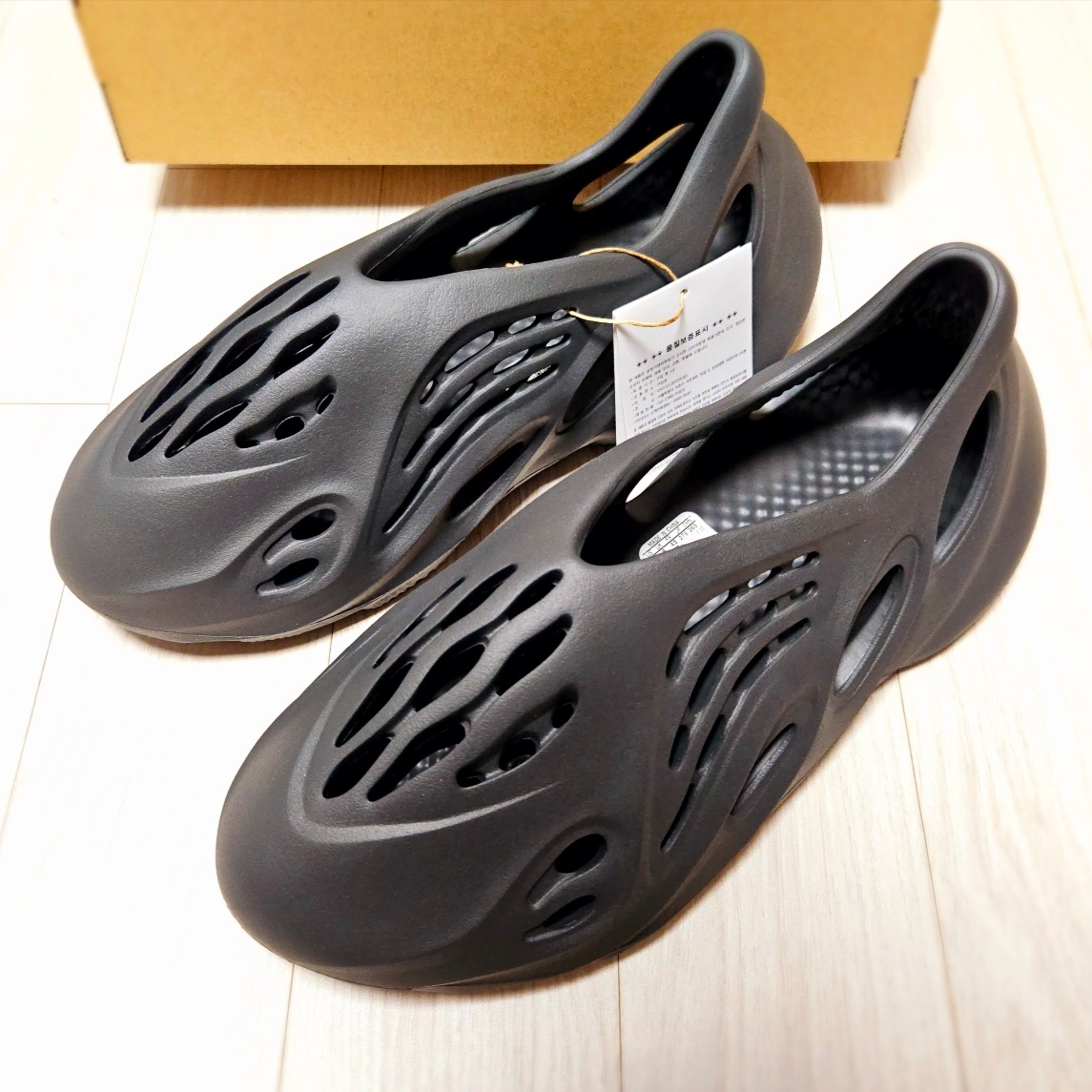 Adidas Yeezy Foam RNNR Carbon 착용 스타일