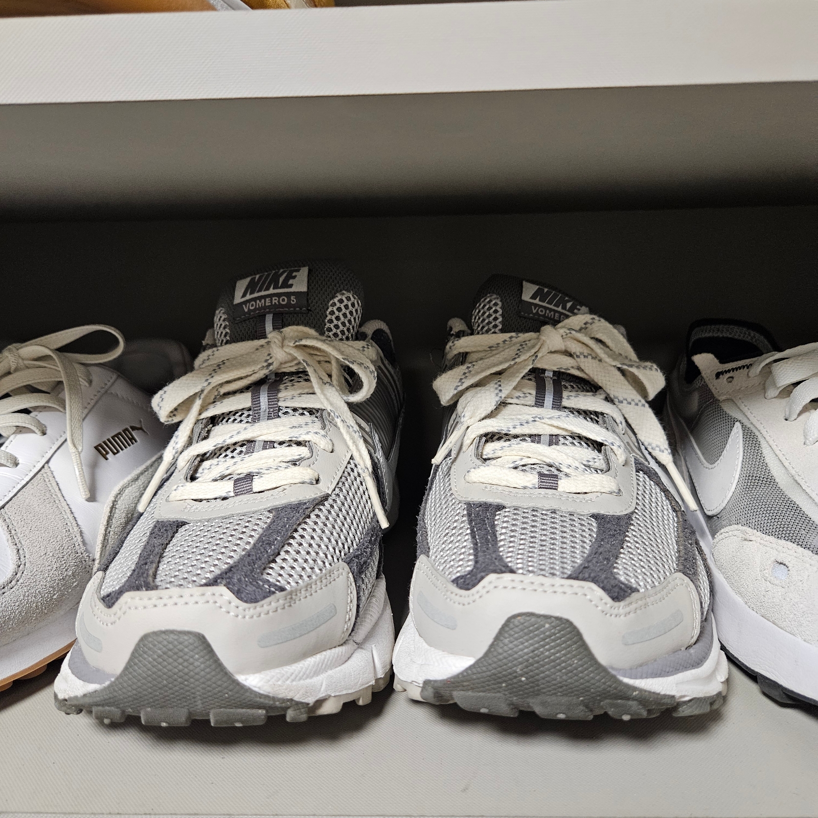 Nike Zoom Vomero 5 PRM Light Iron Ore and Flat Fewter 착용 스타일