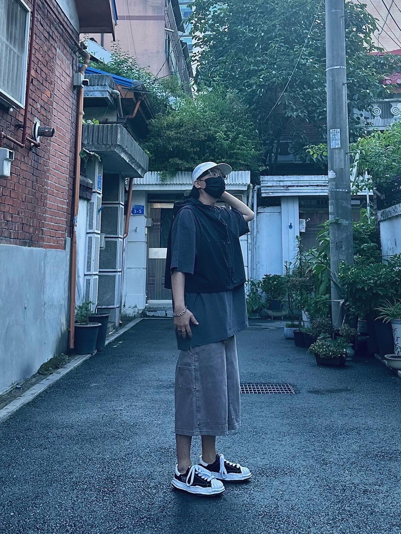 Maison Mihara Yasuhiro Blakey OG Sole Canvas Low-top Sneakers Black White 착용 스타일 - 3
