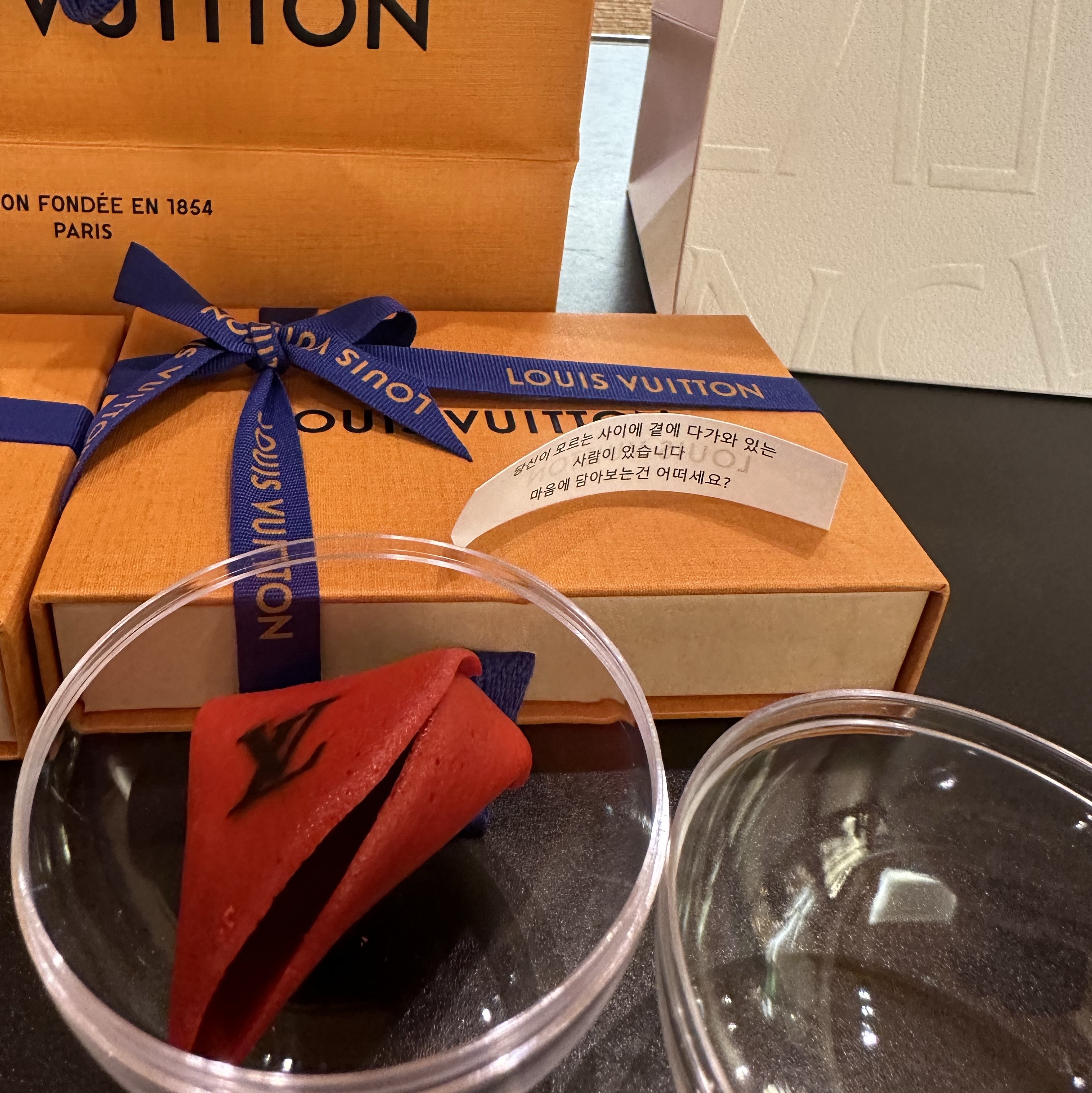Louis Vuitton LV Cloches Cles Bag Charm and Key Holder Monogram Eclipse, Louis Vuitton LV Surfin Beads Bracelet Silver 착용 스타일 - 2