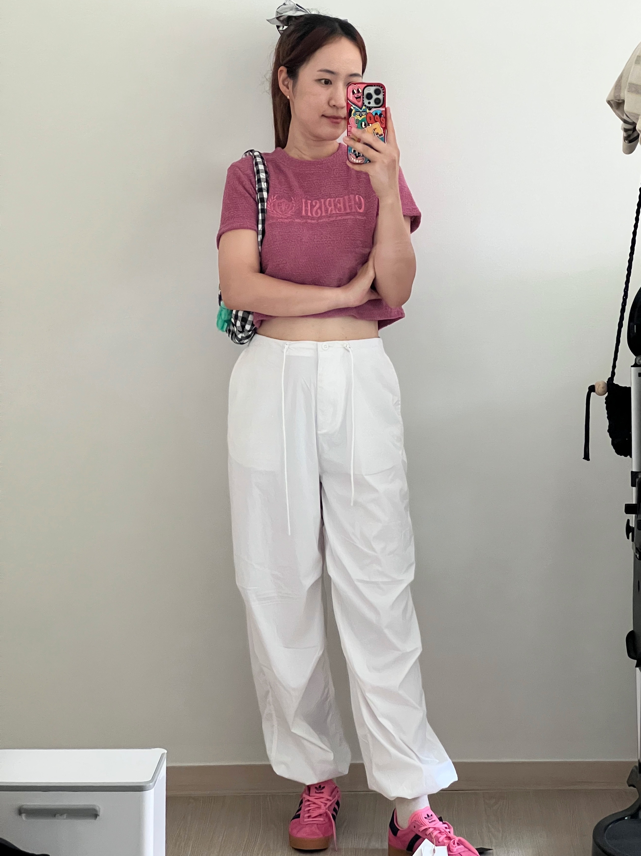 Adidas Gazelle 85 Bliss Pink Dark Blue, Emis Heart Quilted Shoulder Bag Black 착용 스타일 - 3