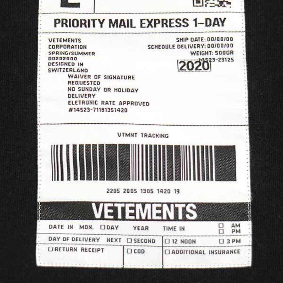 Vetements Logo T-Shirt Black 착용 스타일 - 3