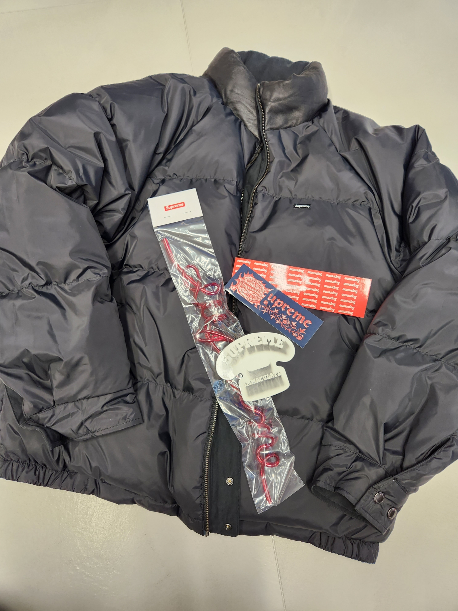Supreme Reversible Down Puffer Jacket Black - 24SS 착용 스타일 - 1