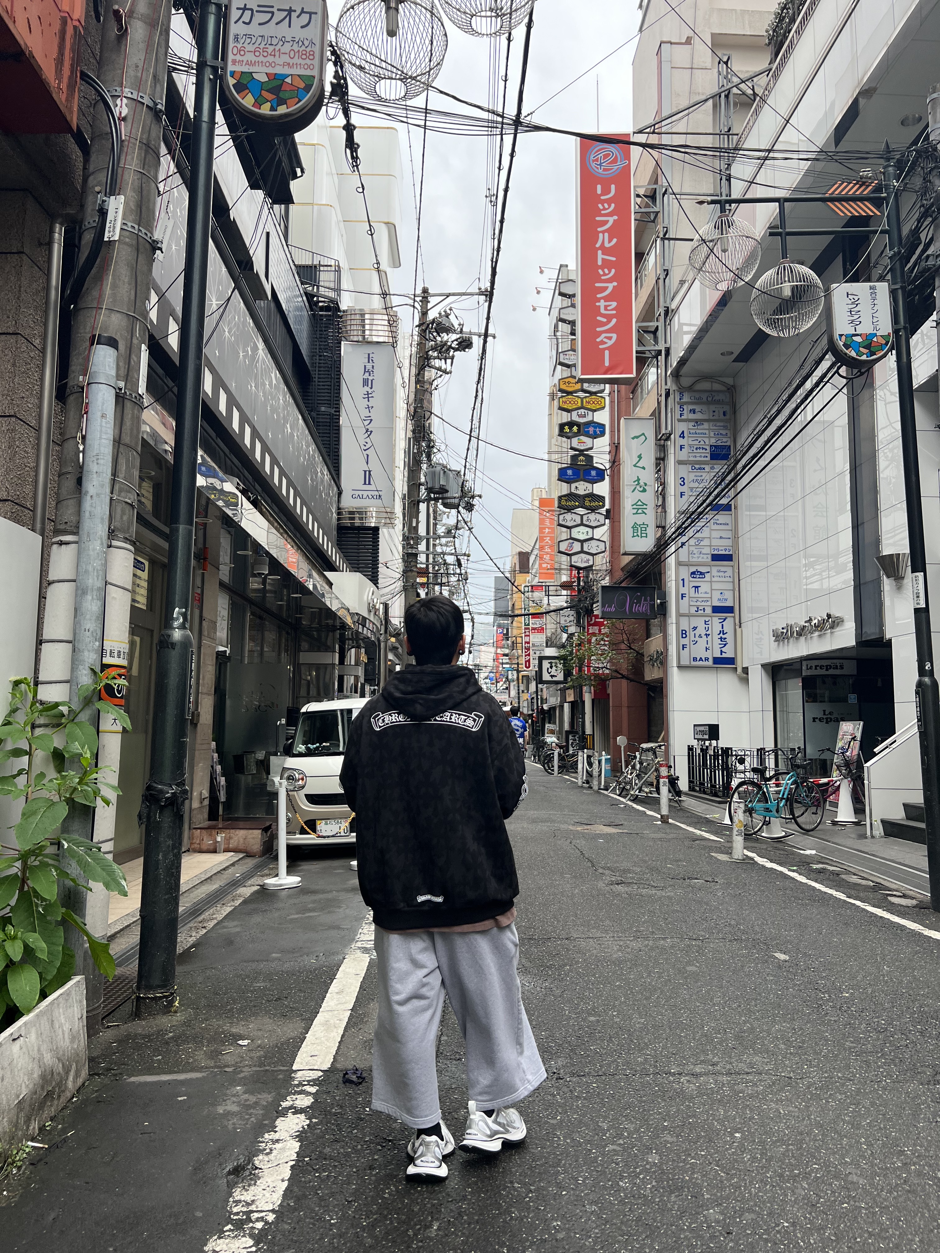 Chrome Hearts Horseshoe Floral Heavyweight Zip-Up Hoodie Black, (W) Balenciaga Vintage Denim Pull Up Pants Blue 착용 스타일 - 2