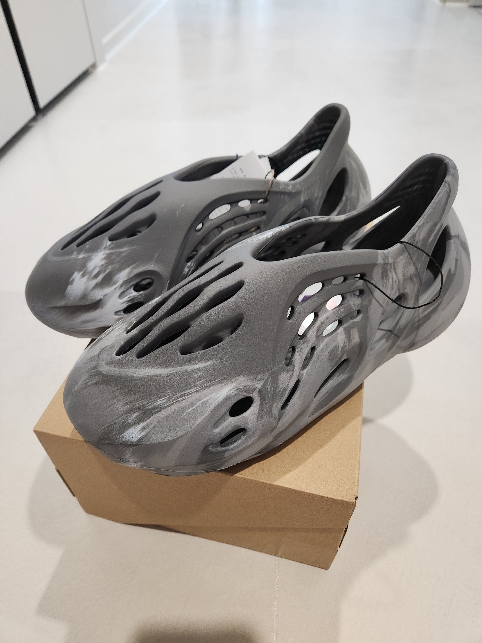 Adidas Yeezy Foam RNNR MX Granite 착용 스타일