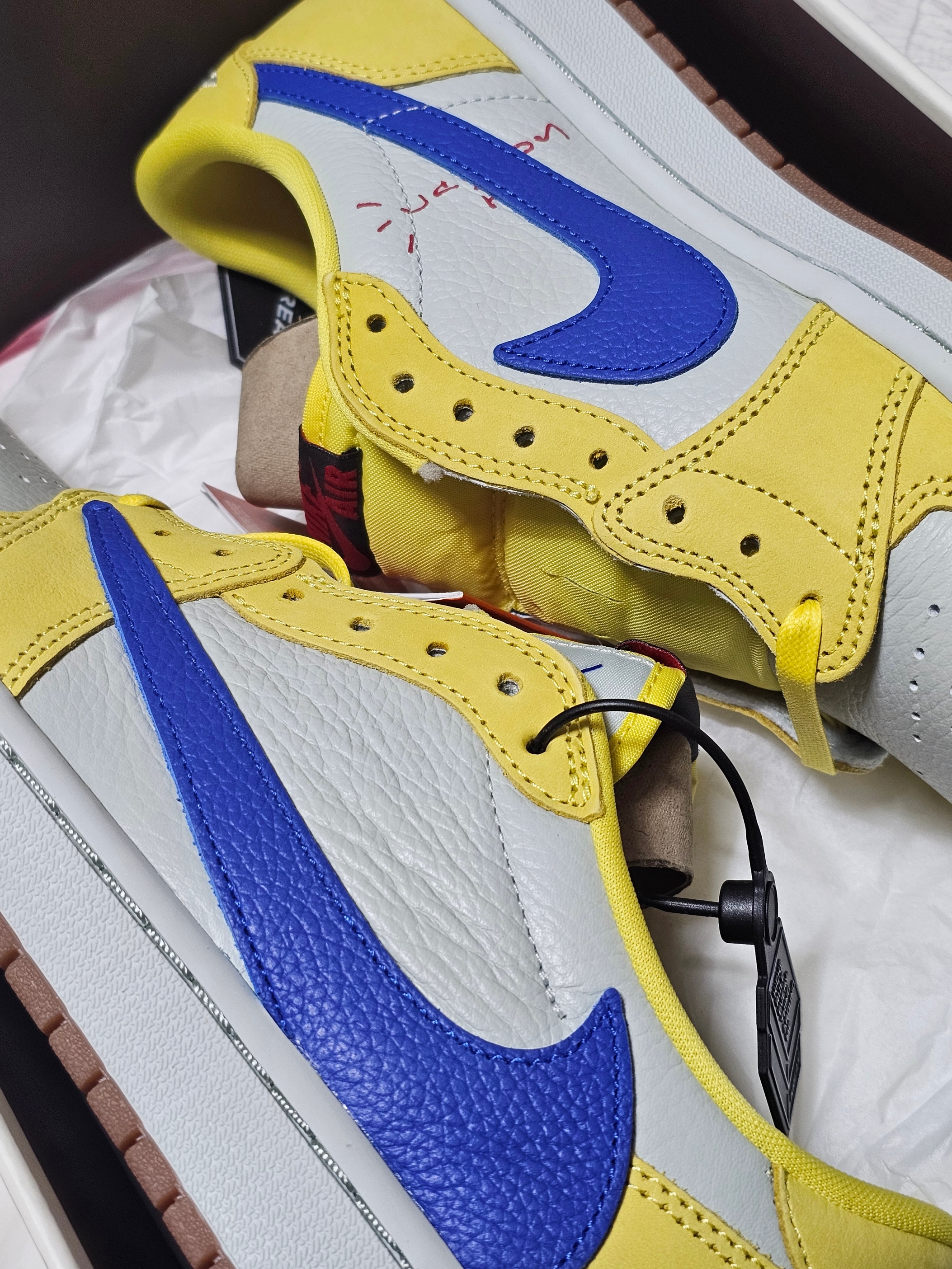 (W) Jordan 1 x Travis Scott Retro Low OG SP Canary 착용 스타일