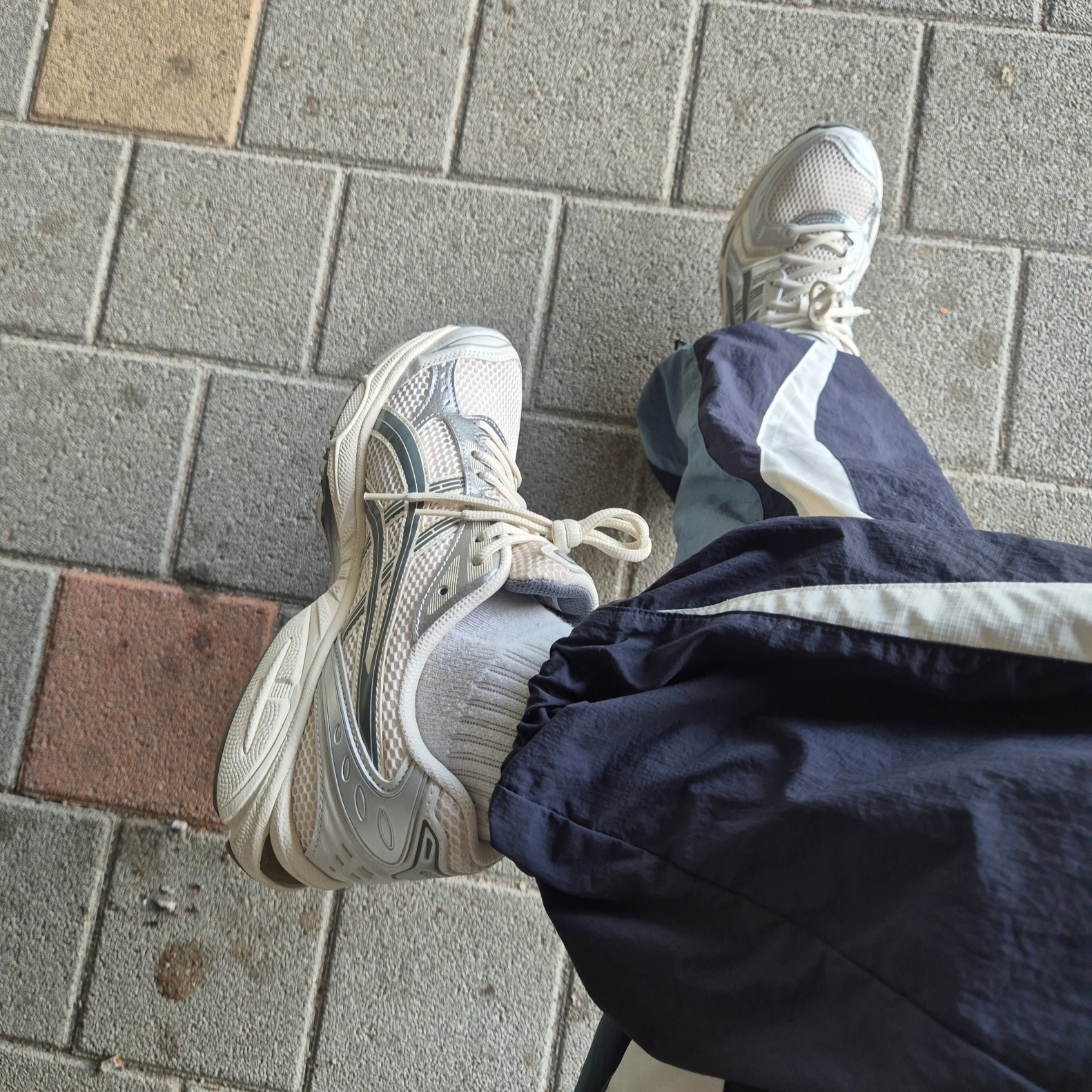 Asics Gel-Kayano 14 Birch Dark Pewter 착용 스타일