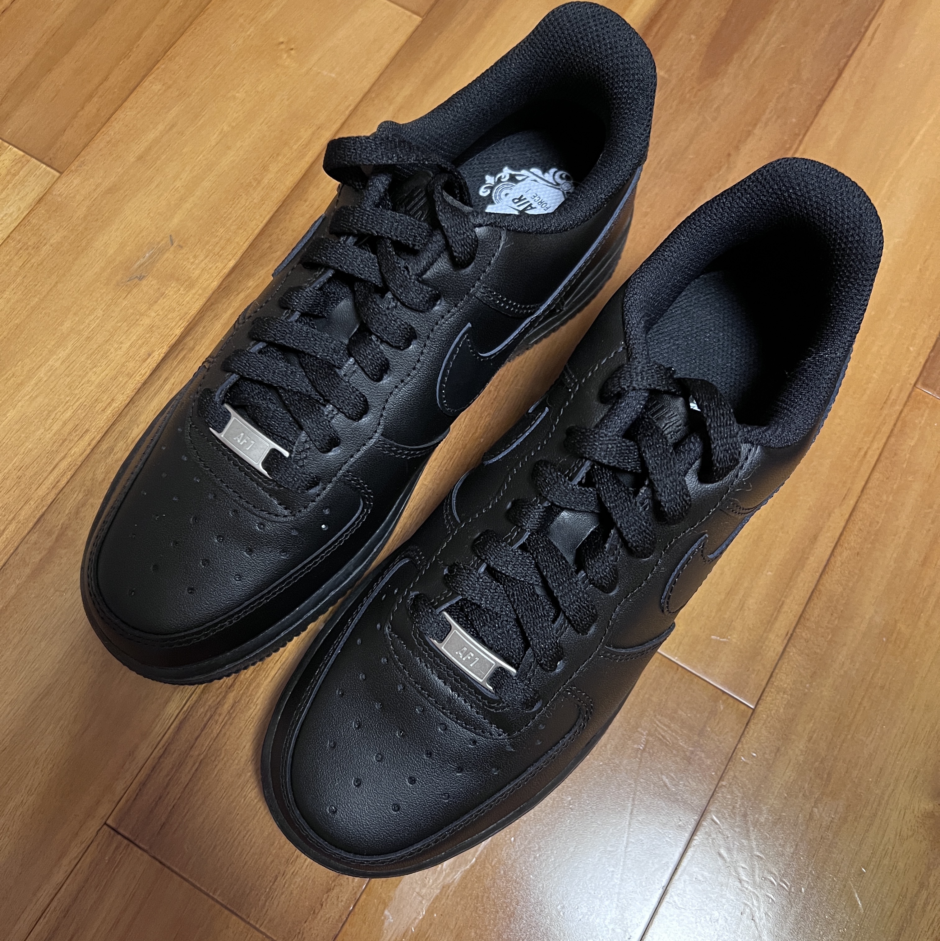 Nike Air Force 1 '07 Low Triple Black 착용 스타일