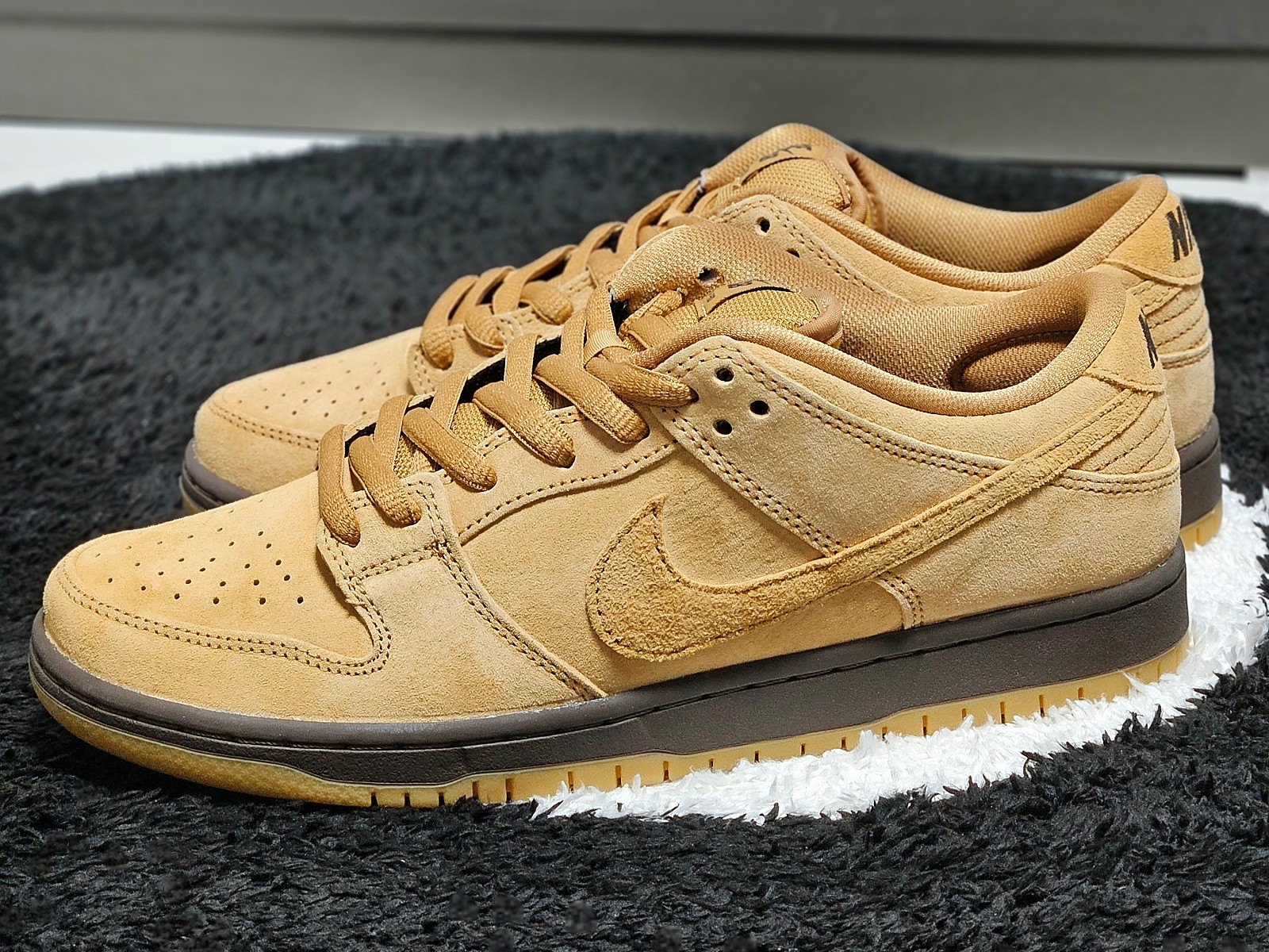 Nike SB Dunk Low Pro Wheat 2023 착용 스타일 - 9