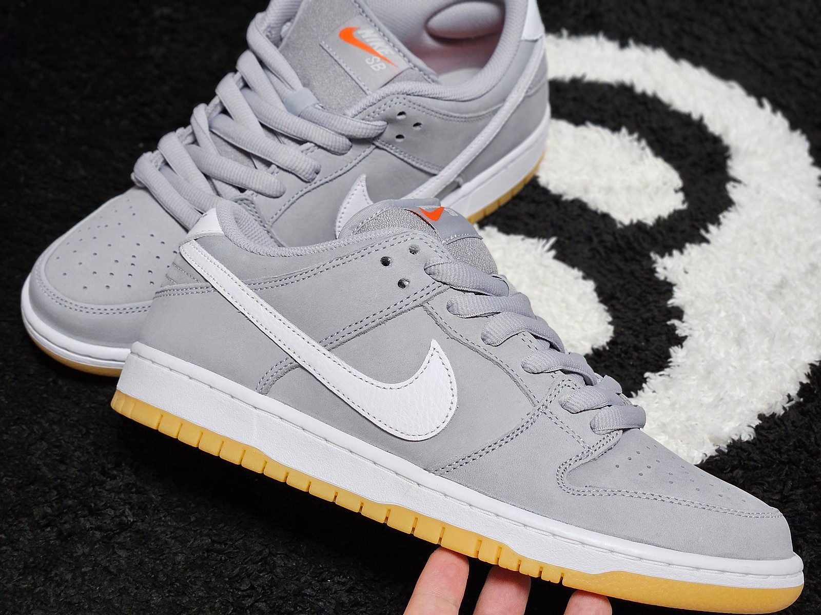 Nike Dunk Low Pro SB Wolf Grey White 착용 스타일 - 8
