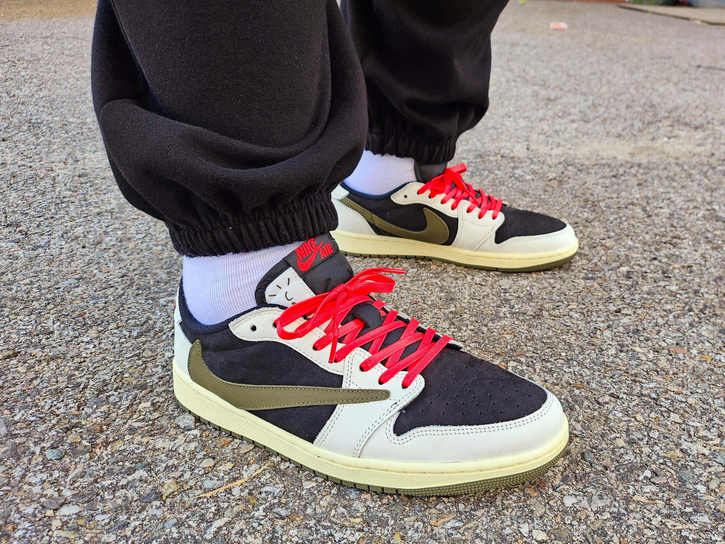 (W) Jordan 1 x Travis Scott Retro Low OG SP Medium Olive 착용 스타일 - 2