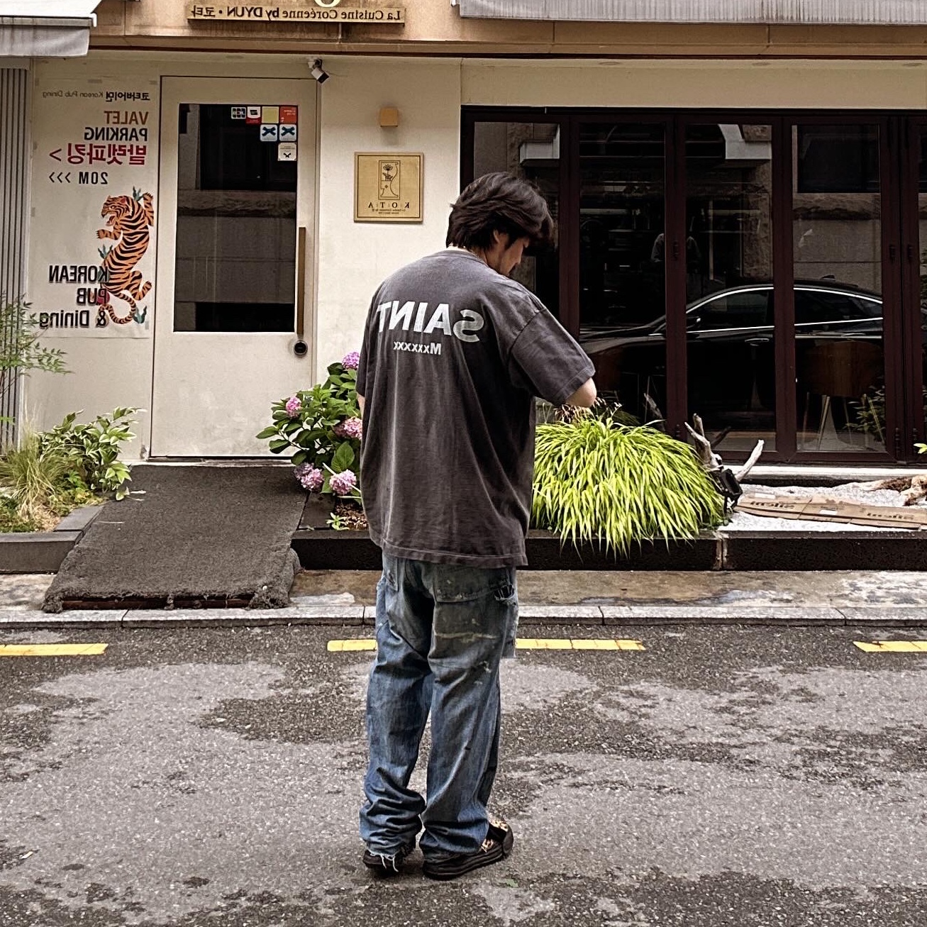 Saint Mxxxxxx x Evangelion Neon S/S T-Shirt Black, Saint Mxxxxxx Painter Denim Pants Blue - 24SS 착용 스타일 - 4