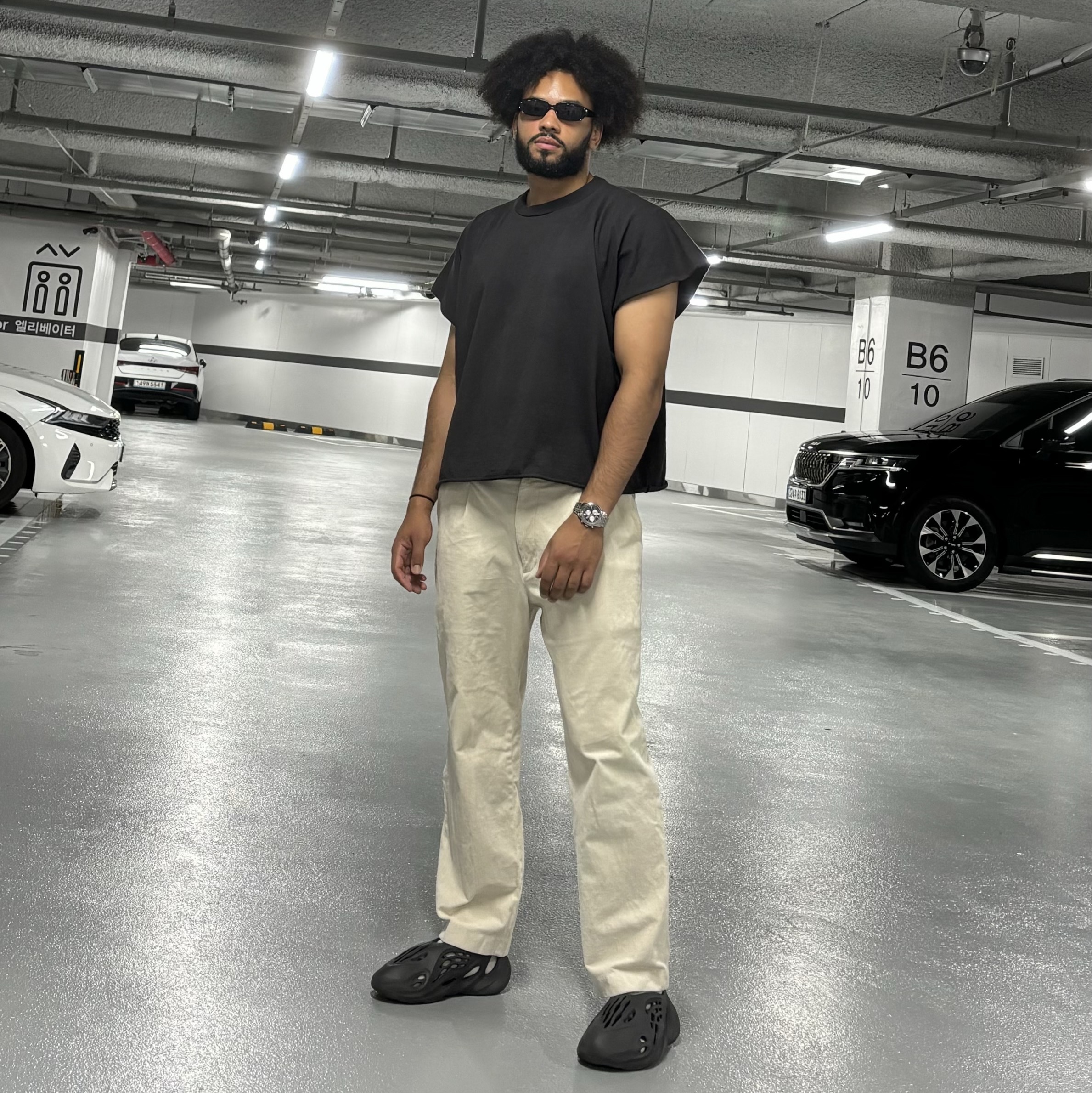 Adidas Yeezy Foam RNNR Onyx, Yeezy One Box T-Shirt Black 착용 스타일