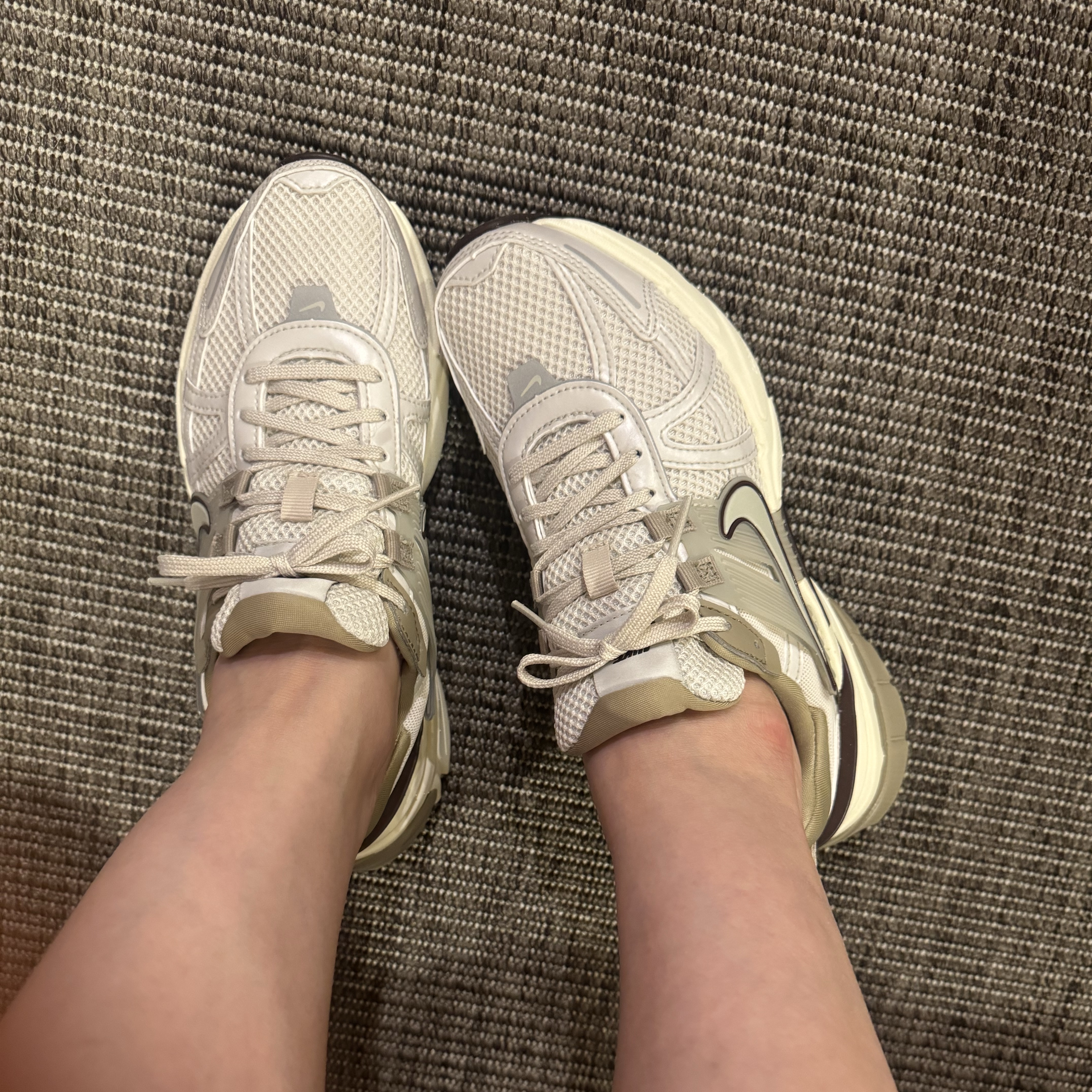 Nike V2K Run Light Orewood Brown Khaki 착용 스타일 - 3