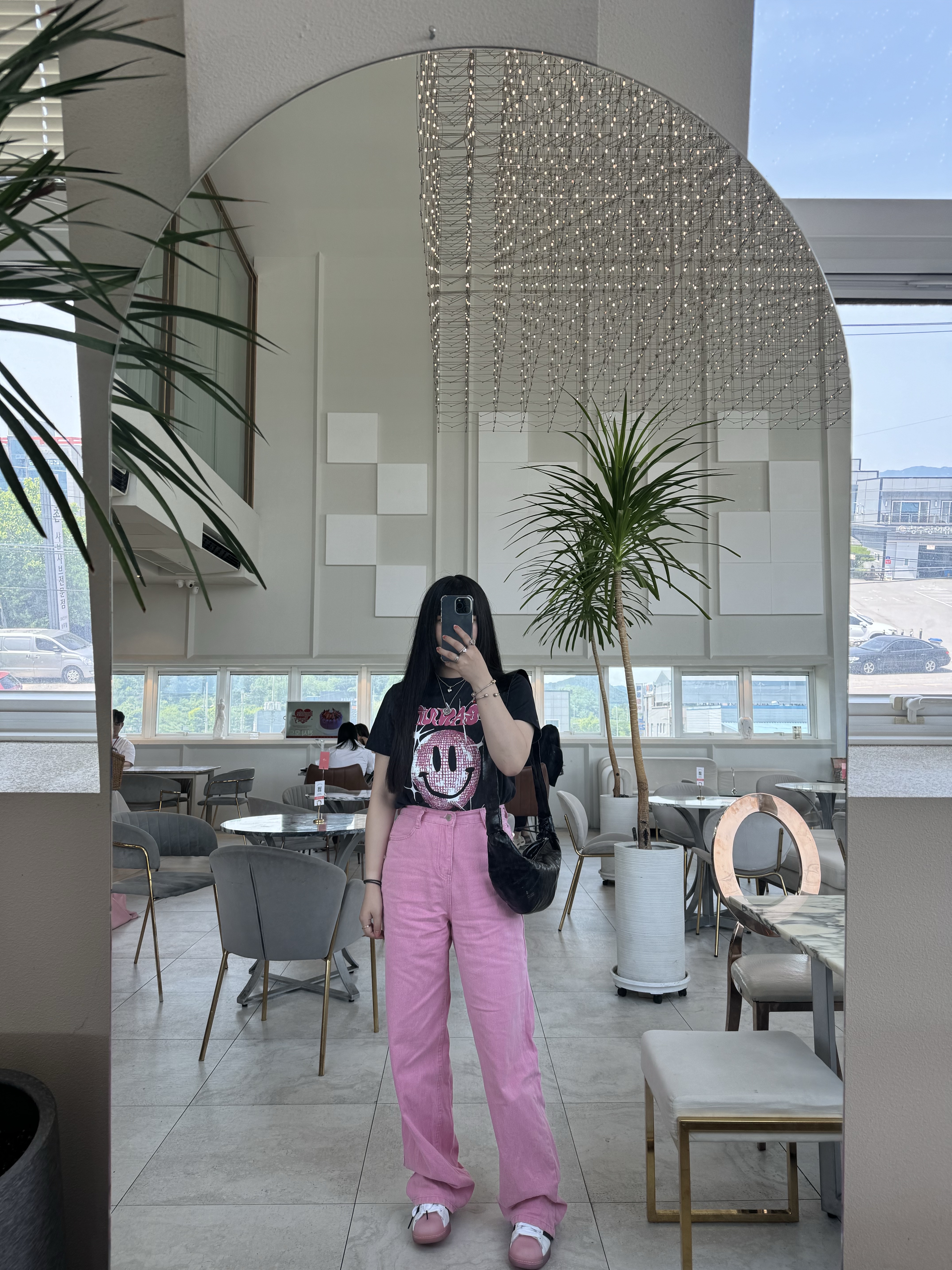 (W) Ganni Smiley Relaxed T-Shirt Phantom, Lemaire Medium Croissant Bag Soft Nappa Leather Black 착용 스타일 - 1