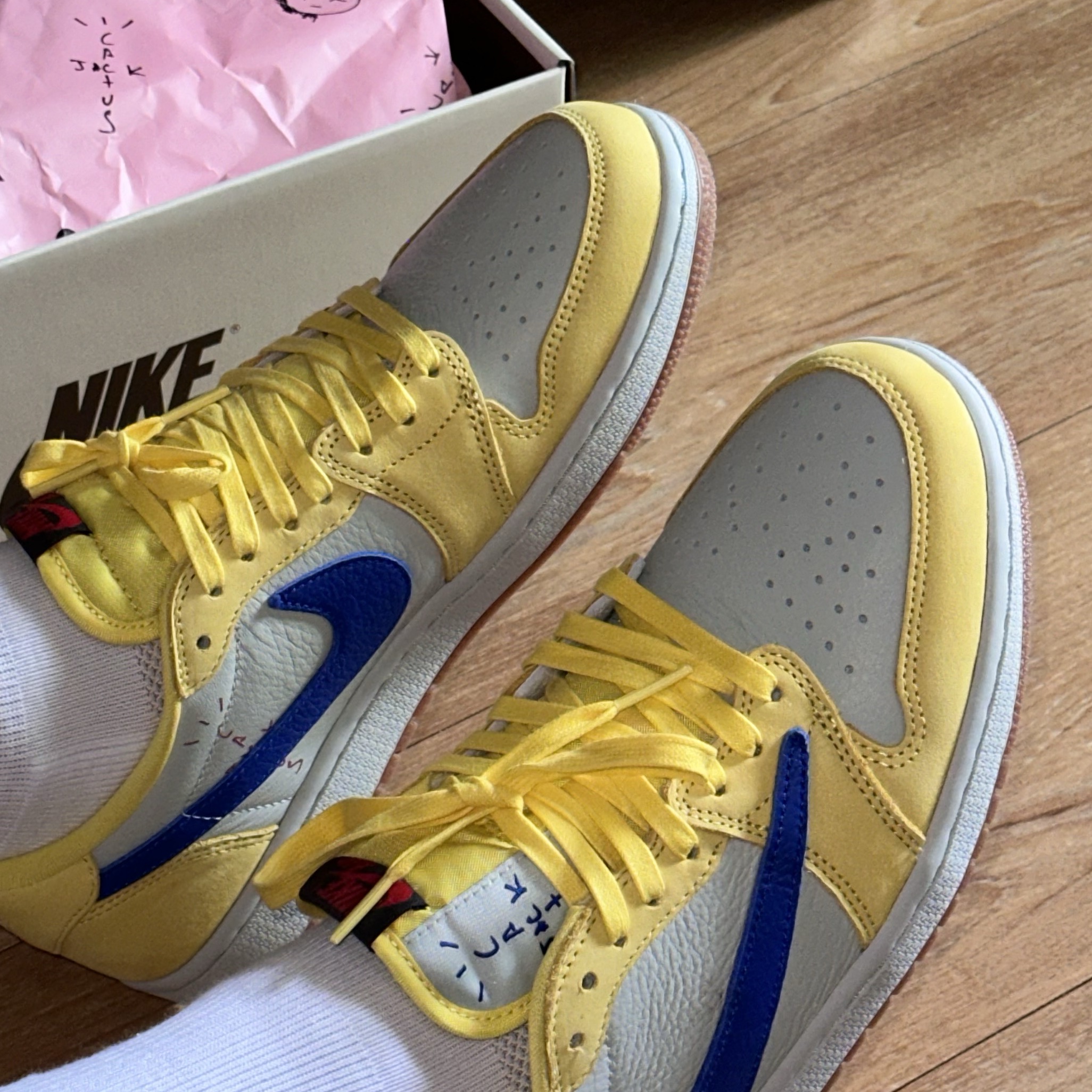 (W) Jordan 1 x Travis Scott Retro Low OG SP Canary 착용 스타일 - 1