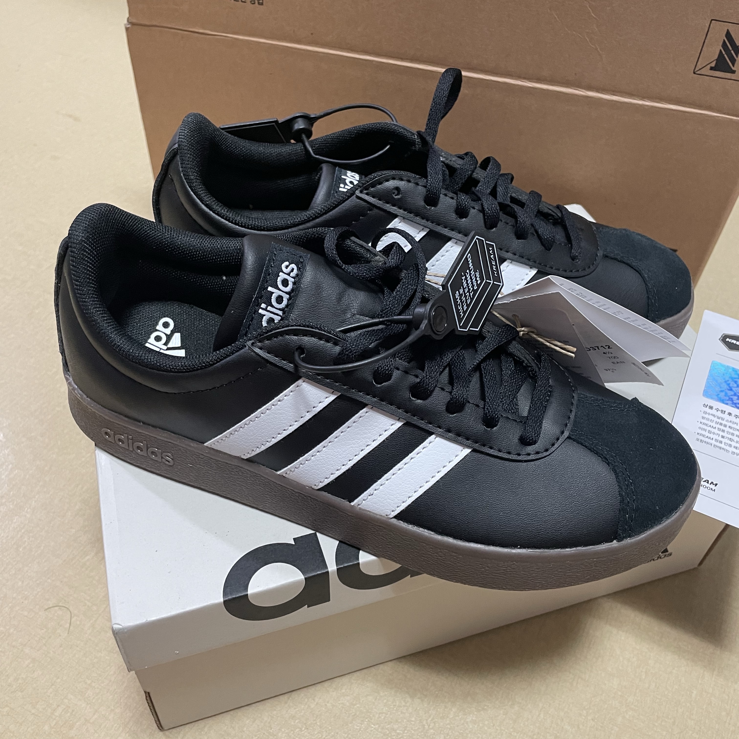 Adidas VL Court Base Core Black Cloud White 착용 스타일