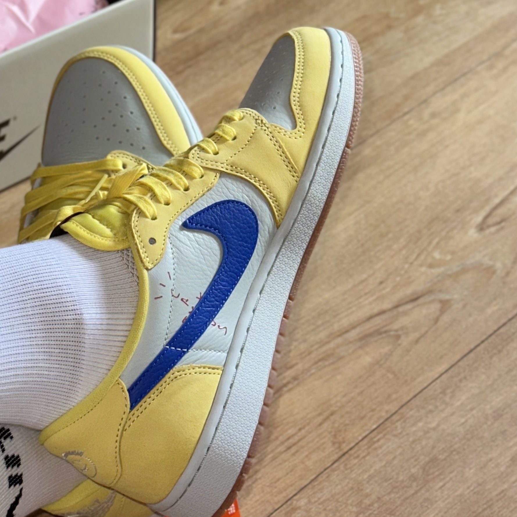 (W) Jordan 1 x Travis Scott Retro Low OG SP Canary 착용 스타일 - 3