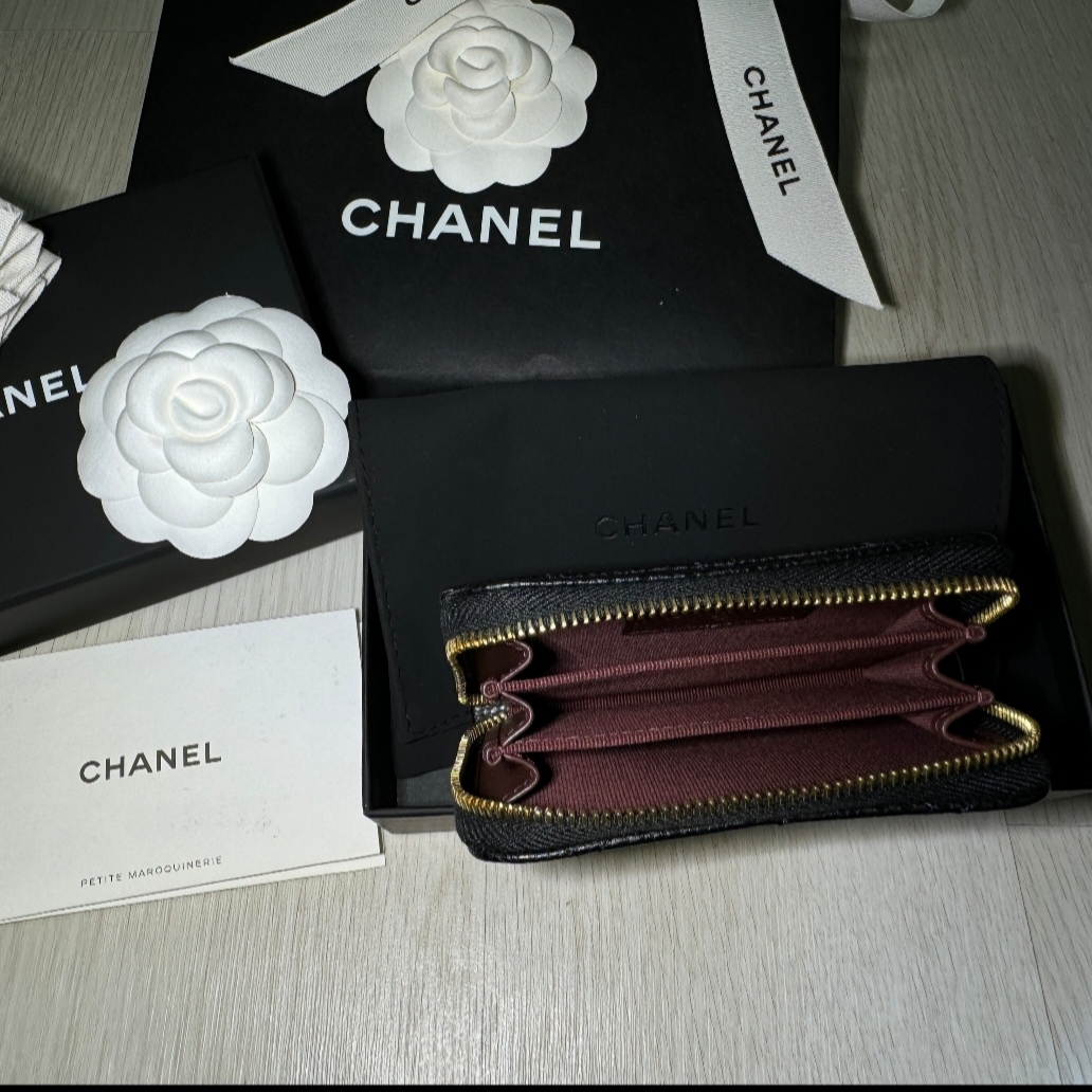 Chanel Classic Zipped Coin Purse Grained Calfskin & Gold Black 착용 스타일 - 2