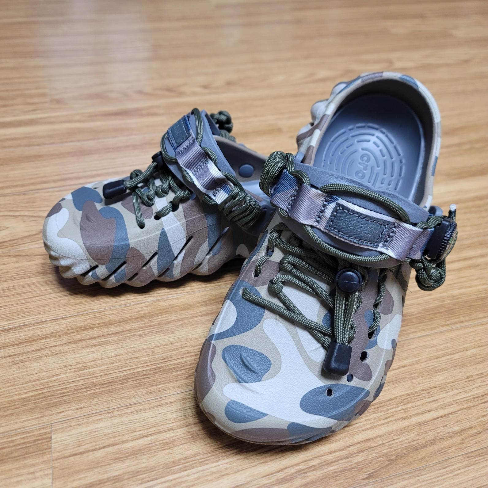 Crocs Echo Redux Clog Camo Charcoal 착용 스타일 - 3