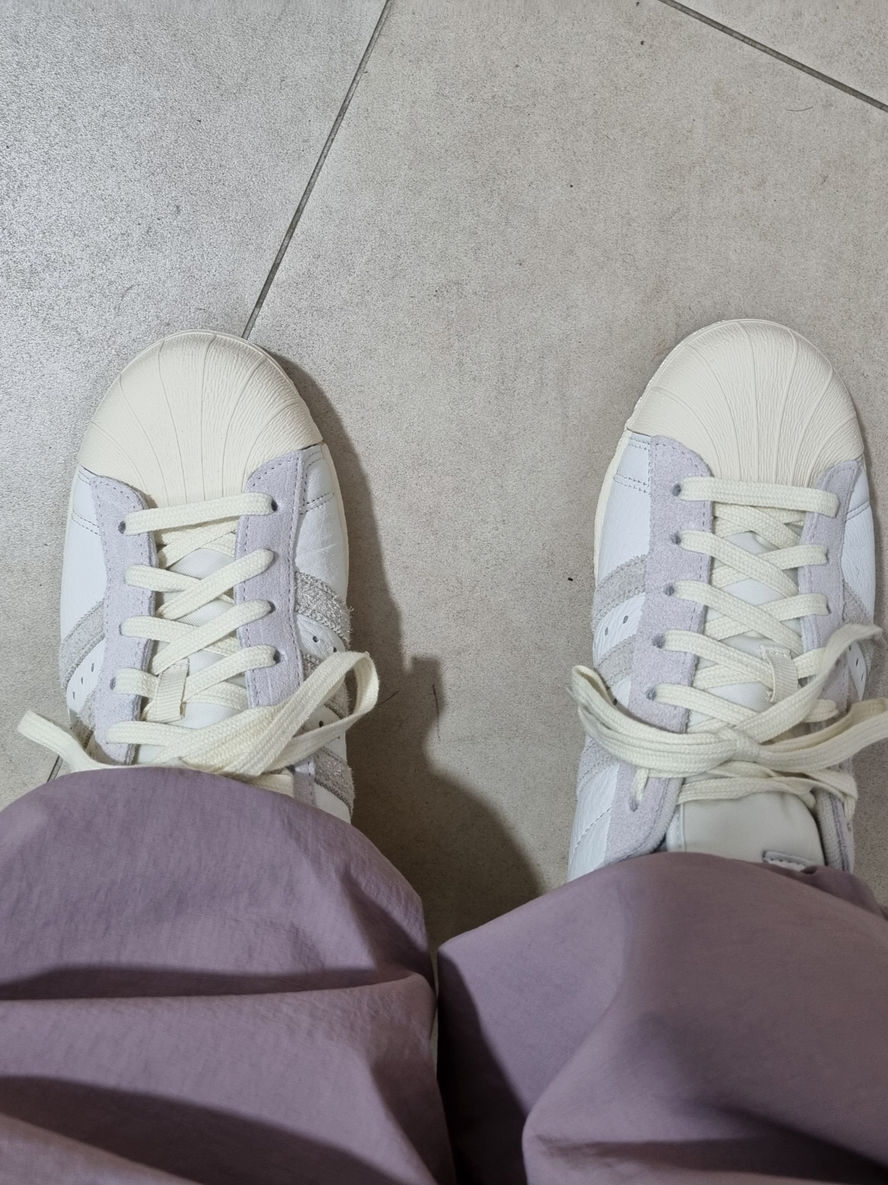 Adidas Superstar 82 White Aluminum 착용 스타일 - 9