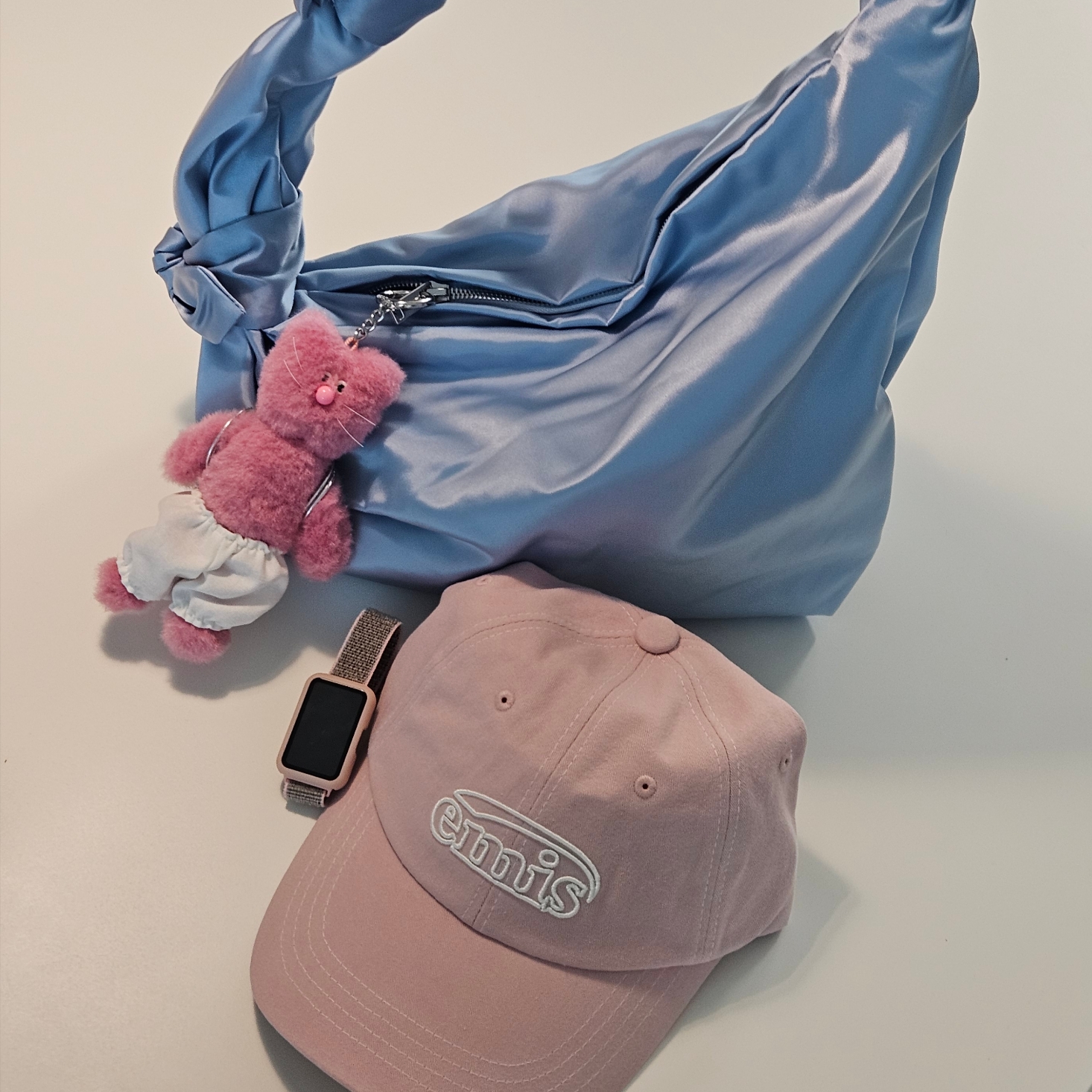 Cos Nylon Hitch Shoulder Bag Light Blue, Monamhee x Line Friends Pingpingi Keyring 착용 스타일 - 1