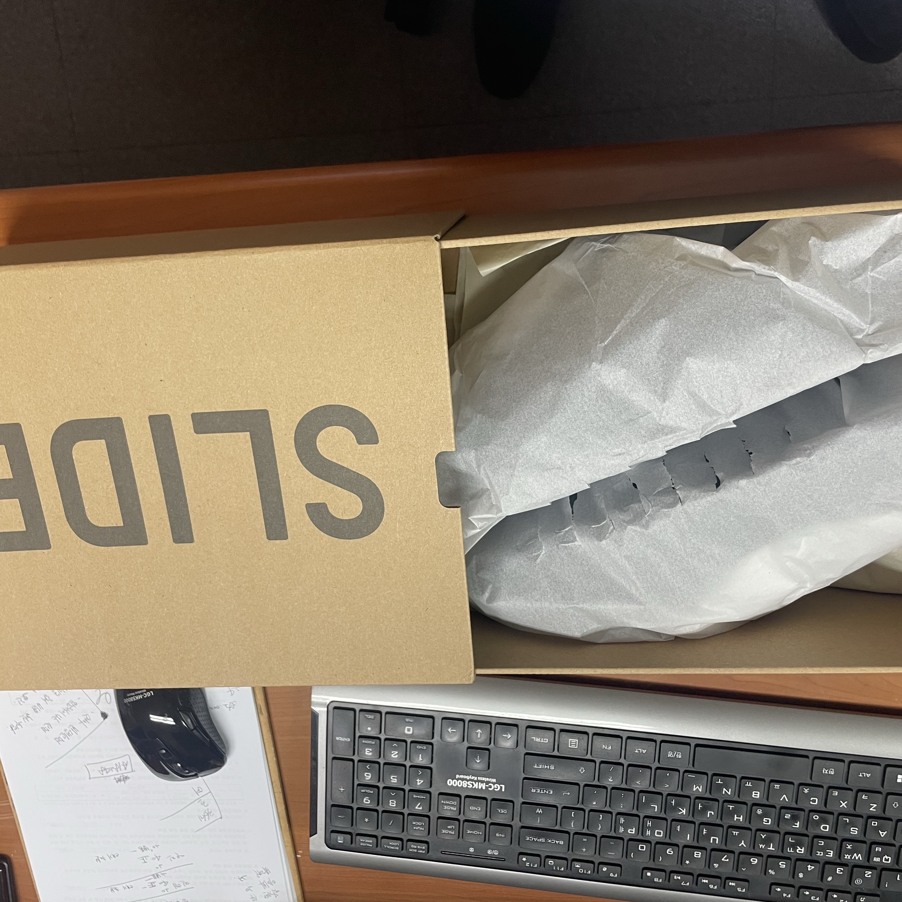 Adidas Yeezy Slide Slate Marine 착용 스타일 - 2
