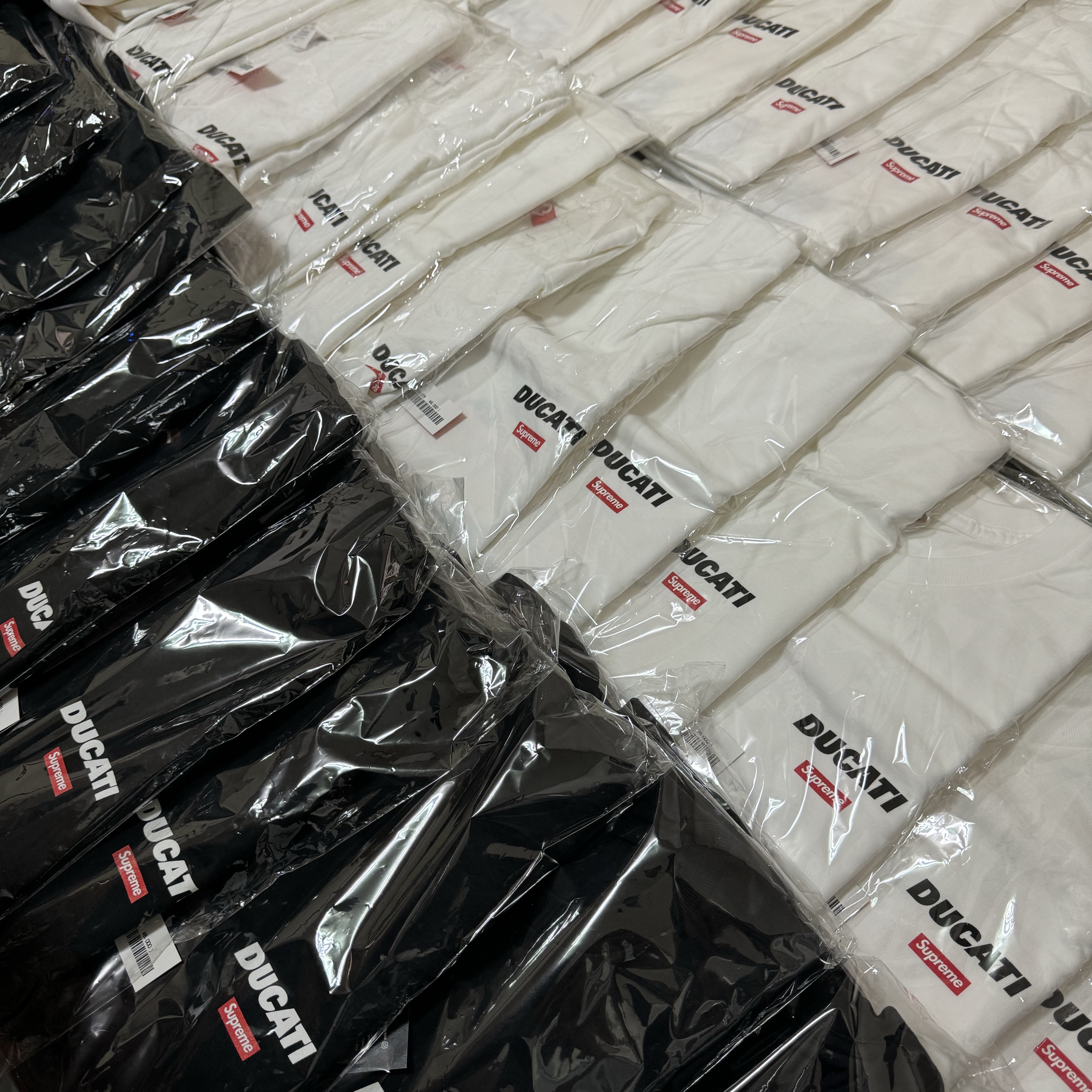Supreme x Ducati Logos T-Shirt Black - 24SS, Supreme x Ducati Logos T-Shirt White - 24SS 착용 스타일 - 1