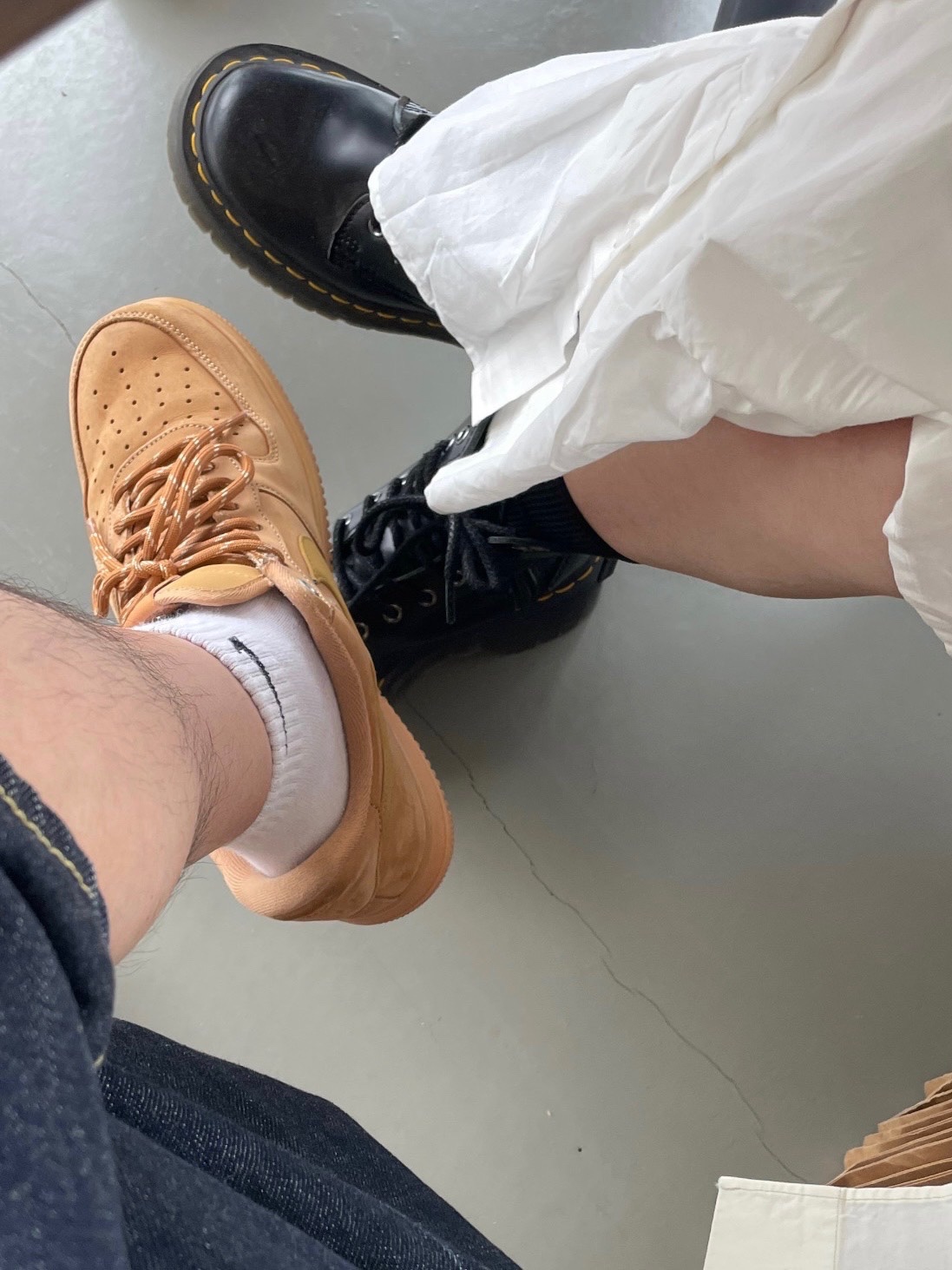 Nike Air Force 1 '07 WB Flax, BAPE College T-Shirt White 착용 스타일 - 2